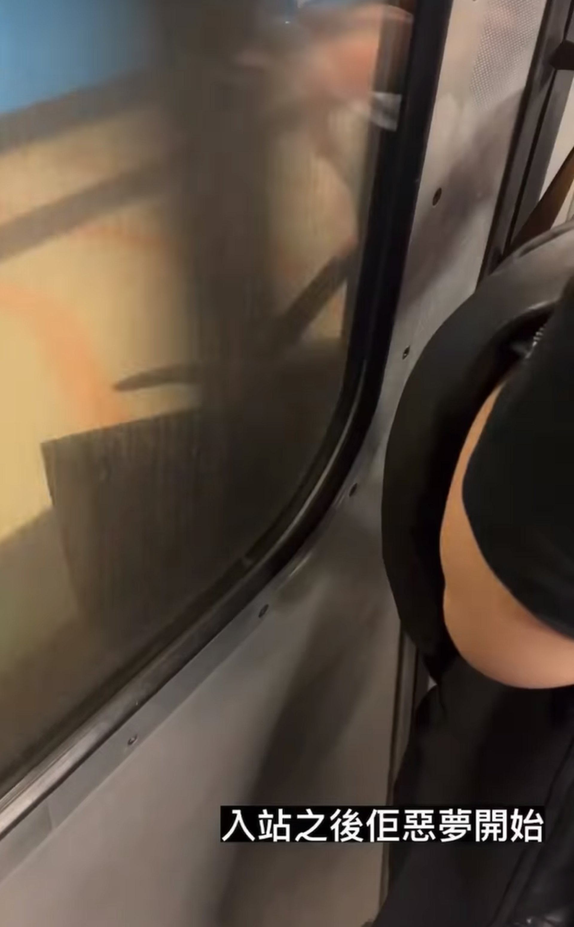 長約37秒的片段中,可見女子緊抓着夾於車門的手袋肩帶不斷嘆息:「唉,激死!我諗住咁樣夾住呢,佢應該唔會……」(fb影片截圖)