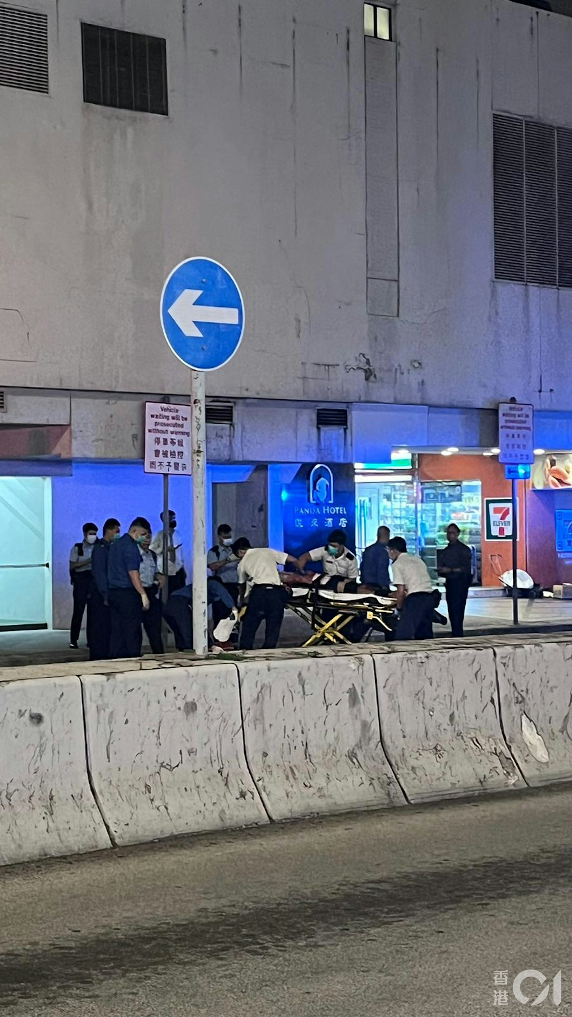 荃灣悅來酒店發生4屍命案,一名男子從酒店墮下,跌落酒店對開關門口街馬路,送院後不治。(讀者提供)