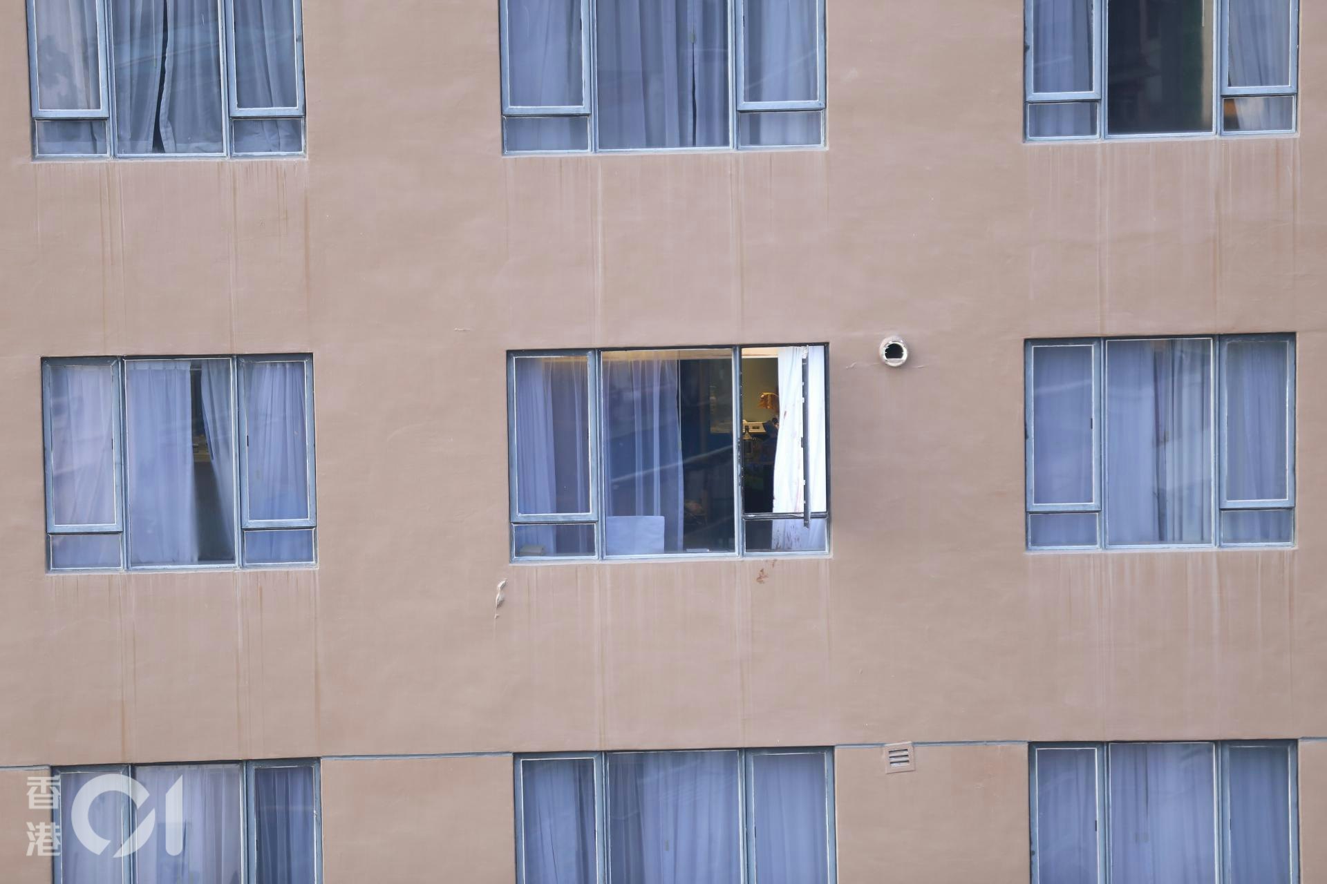 現場所見,酒店中層一個窗戶敞開,白色窗簾及外牆染有血迹。(馬耀文攝)