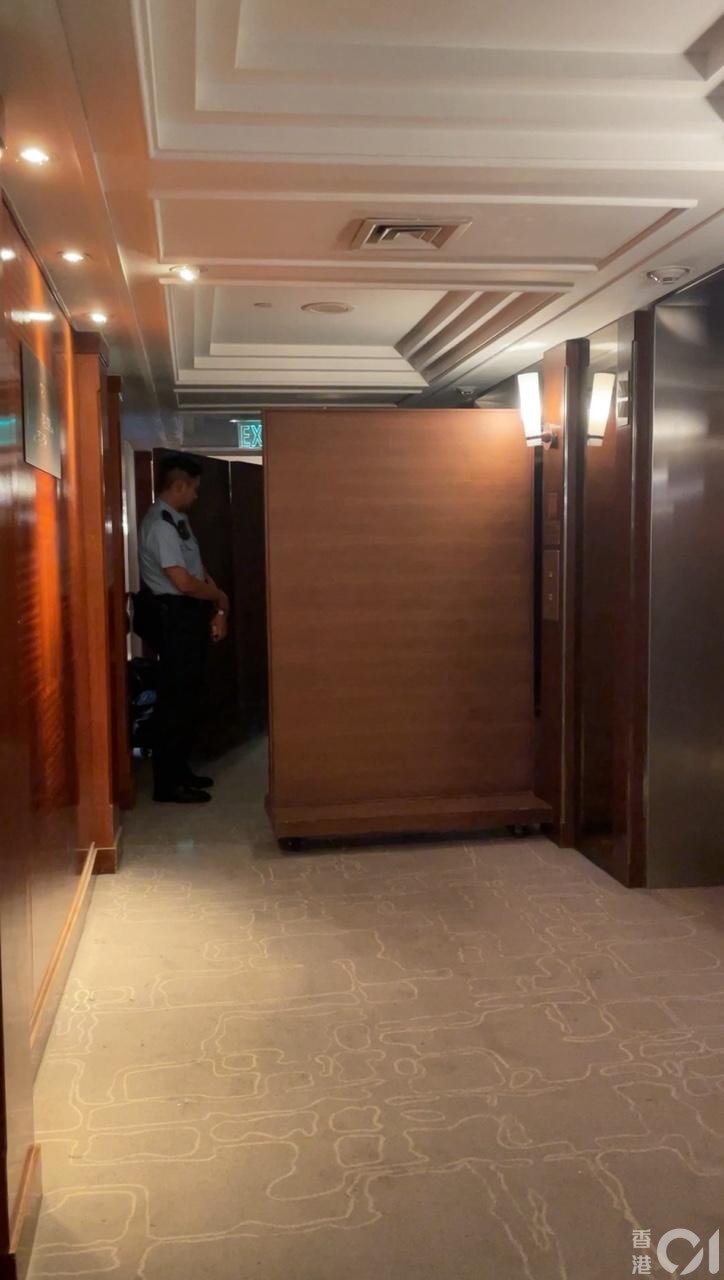 荃灣悅來酒店4屍命案，警員在18樓走廊駐守。