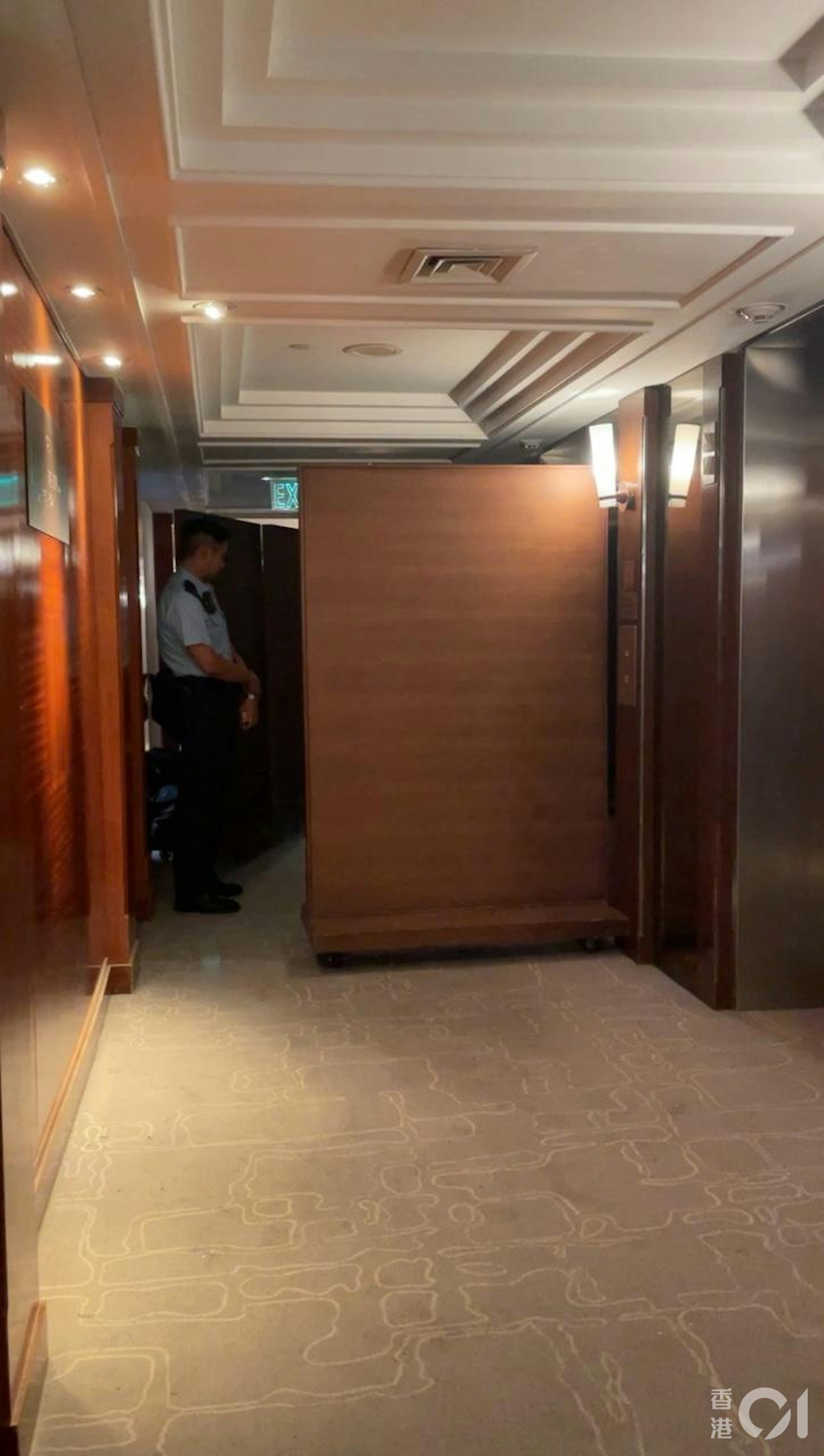 荃灣悅來酒店4屍命案,警員在18樓走廊駐守。