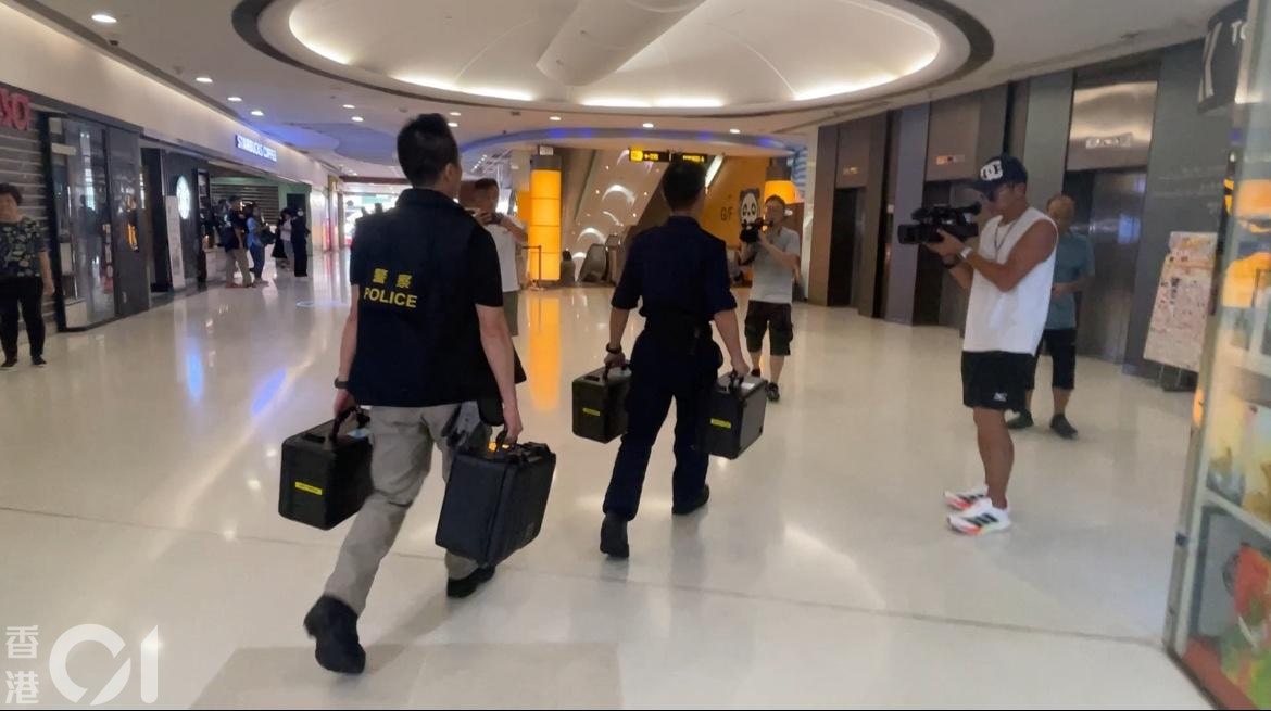 荃灣悅來酒店4屍命案，一家四口斃命，警員繼續在事發房間調查，鑑證科人員亦到場。（鄭嘉惠攝）