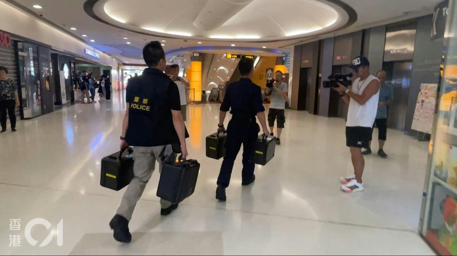 荃灣悅來酒店4屍命案,一家四口斃命,警員繼續在事發房間調查,鑑證科人員亦到場。(鄭嘉惠攝)