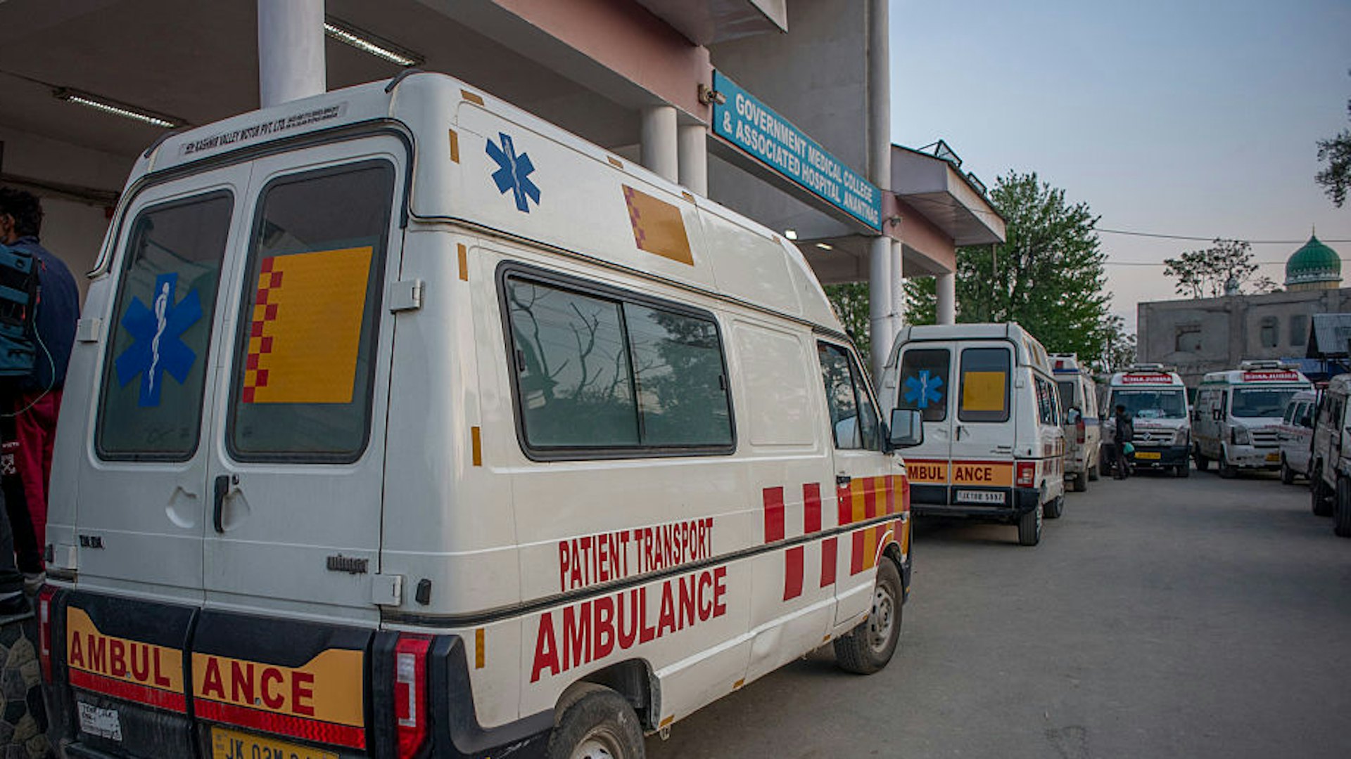 此为印度救护车示意图,与新闻中发生案件的救护车无关,图为停泊在印控克什米尔地区斯利那加(Srinagar)的救护车(Getty) 此为印度救护车示意图,与新闻中发生案件的救护车无关,图为停泊在印控克什米尔地区斯利那加(Srinagar)的救护车(Getty)
