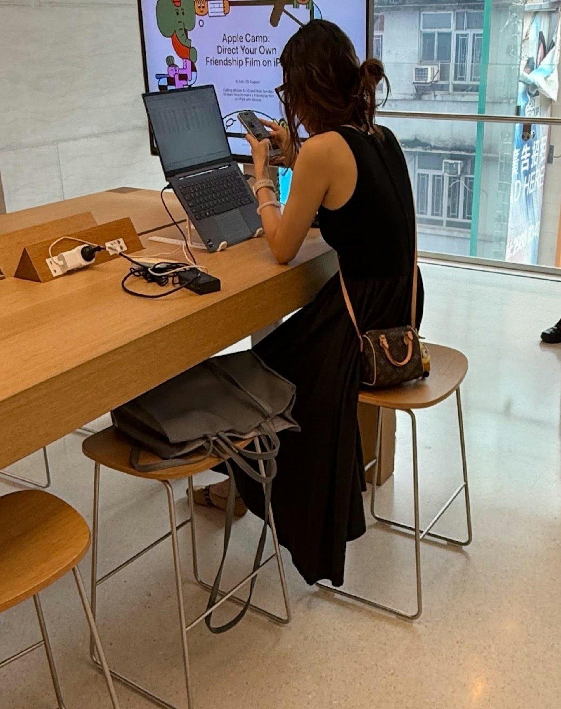 有網民發文公審1名內地女子,於Apple(蘋果)銅鑼灣分店偷用店內電源,為其私人電腦及手機充電。(Threads圖片)