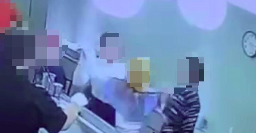 網上流傳影片，指台灣爭鮮有2女因講電話太大聲問題起爭執，2人在店內口角推撞。（網上影片截圖）