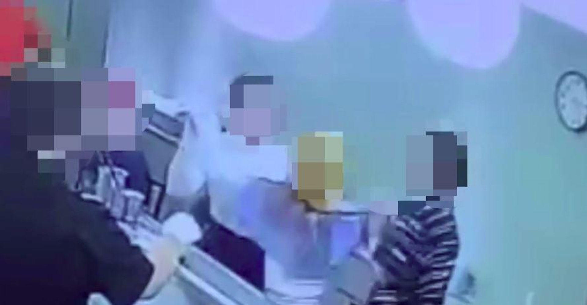 網上流傳影片,指台灣爭鮮有2女因講電話太大聲問題起爭執,2人在店內口角推撞。(網上影片截圖)