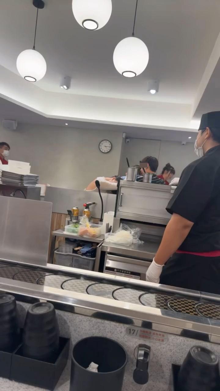 第2段影片見到2女正在激烈拉址頭髮，其中白衣女衣服更被拉起上衣幾乎走光。（omni_wu0129@Threads）