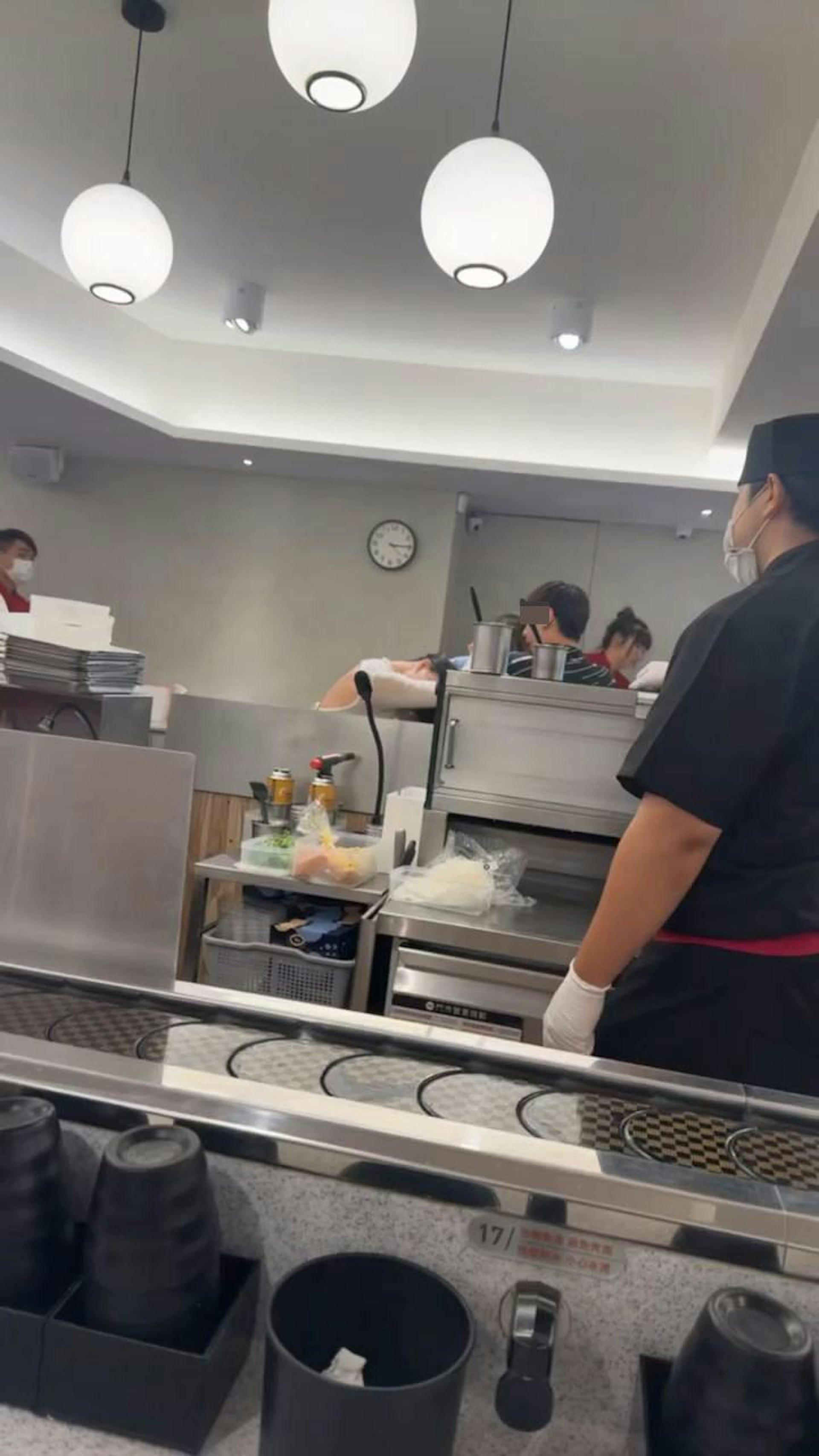 第2段影片見到2女正在激烈拉址頭髮,其中白衣女衣服更被拉起上衣幾乎走光。(omni_wu0129@Threads)