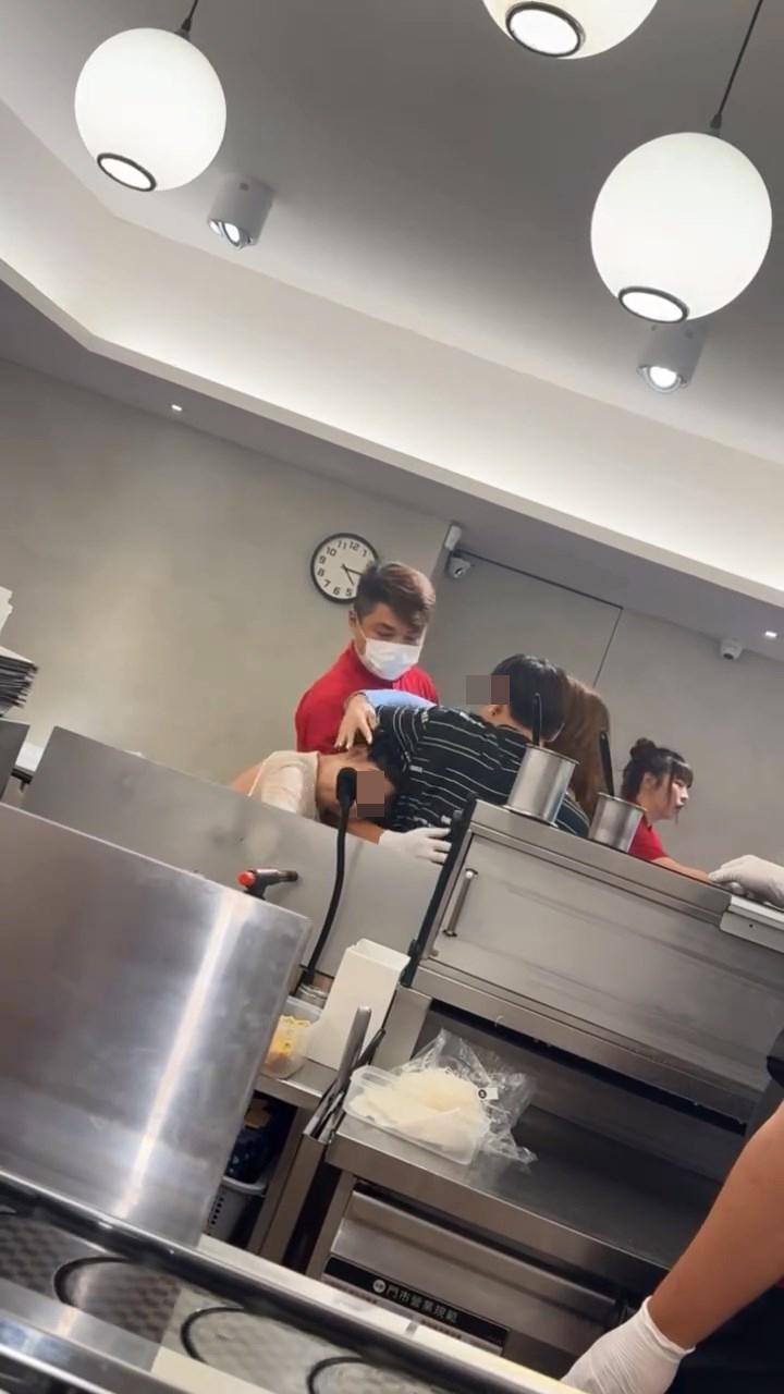 第2段影片見到2女正在激烈拉址頭髮，其中白衣女衣服更幾乎被拉起走光。（omni_wu0129@Threads）