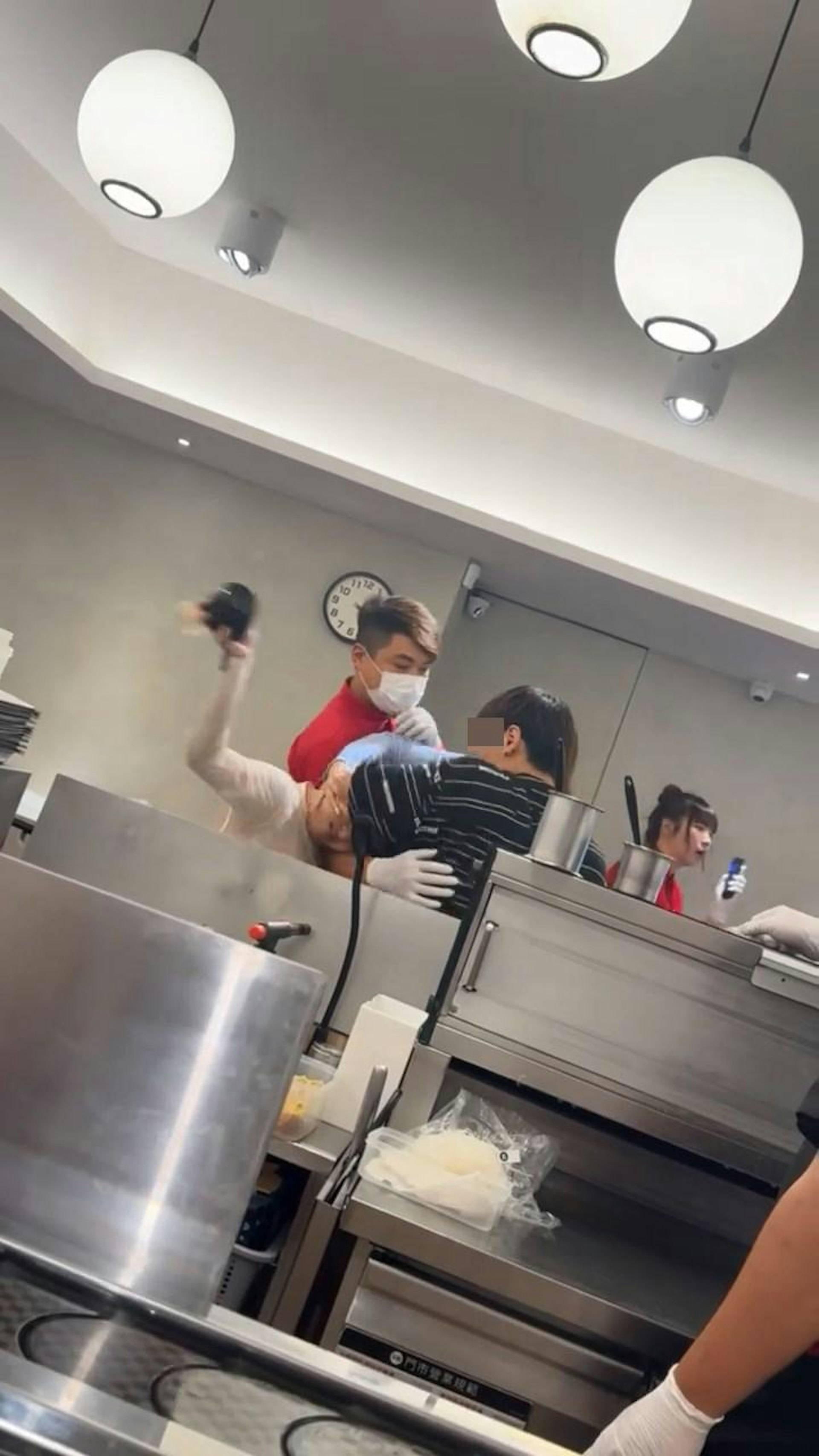 掙扎期間,白衣女隨手拿起旁邊疑裝有熱湯的碗投擲,熱湯四散飛濺。(omni_wu0129@Threads)