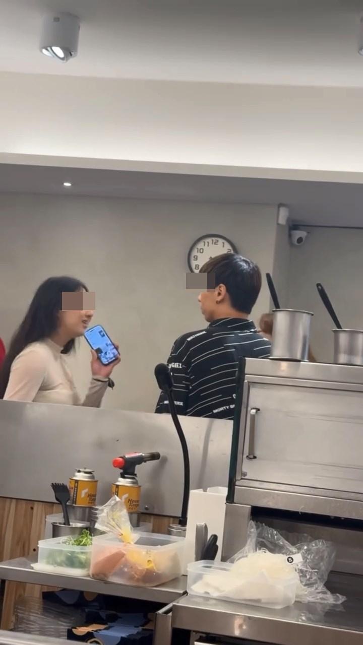 第3段影片見到，投訴講電話大聲的女顧客質問，白衣女則露出不屑反應。（omni_wu0129@Threads）