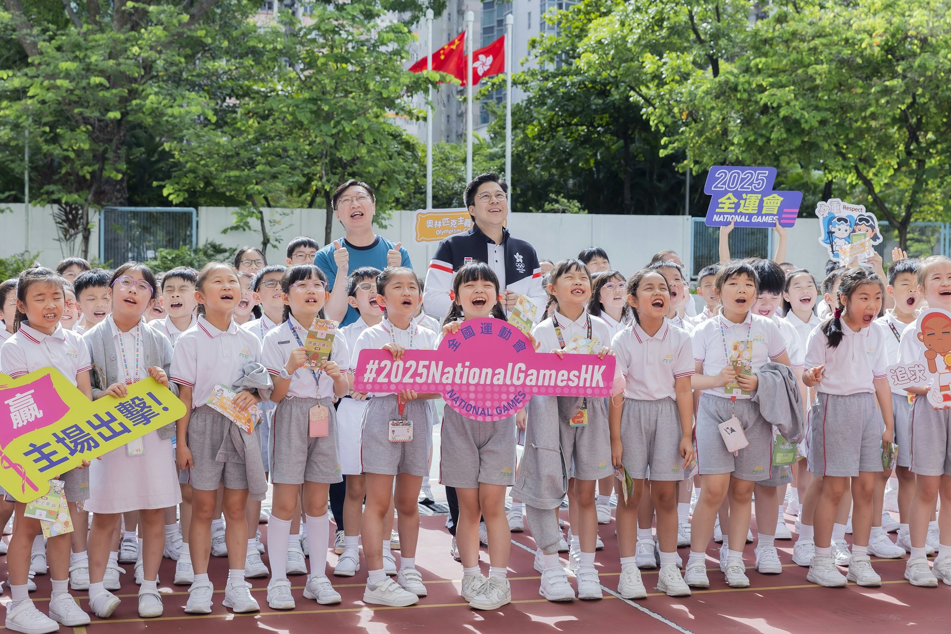 港协暨奥委会副会长霍启刚(深蓝白袖外套)率领保良局陈守仁小学的学生为香港运动员打气。(郑子峰摄)
