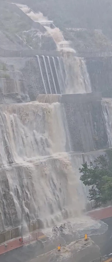 雨水更直湧到耀興道的行人路及馬路，場面相當驚人。（網民Ivan Ng片段截圖）