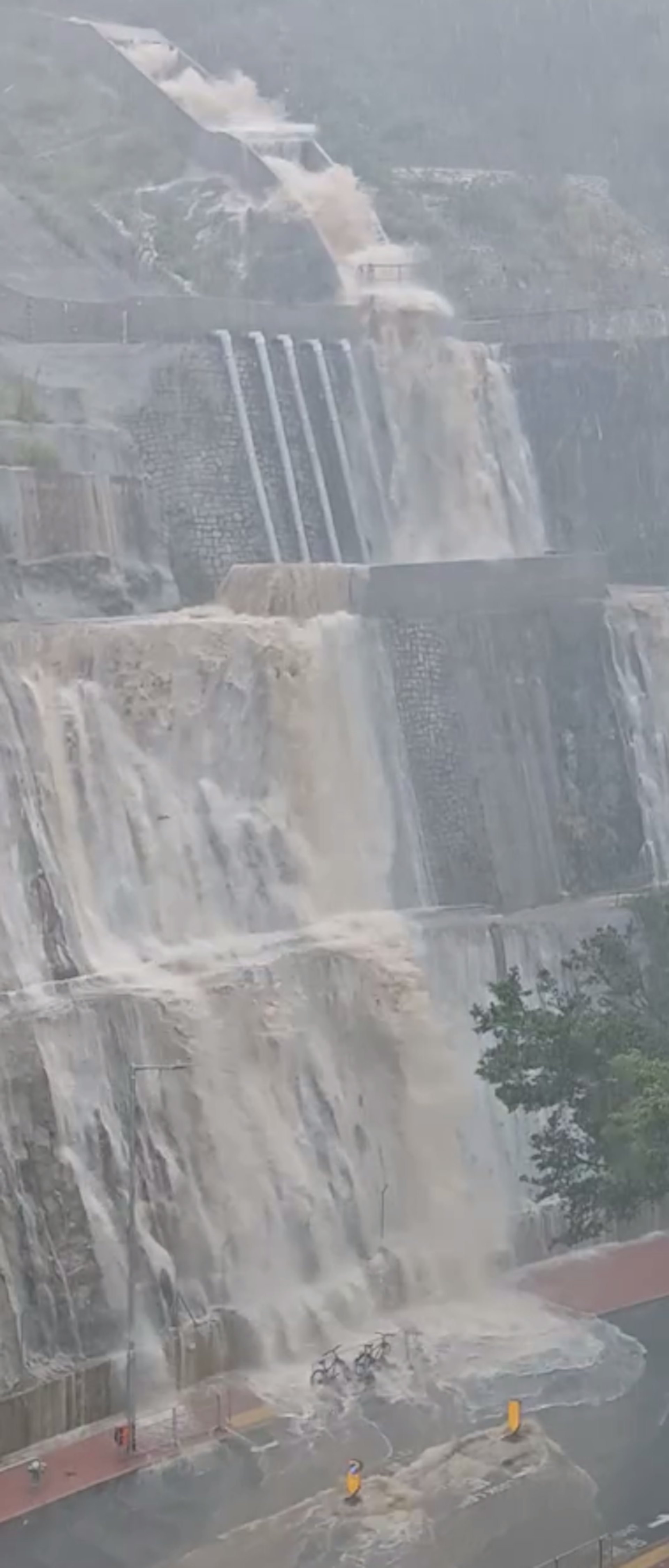 雨水更直湧到耀興道的行人路及馬路,場面相當驚人。(網民Ivan Ng片段截圖)