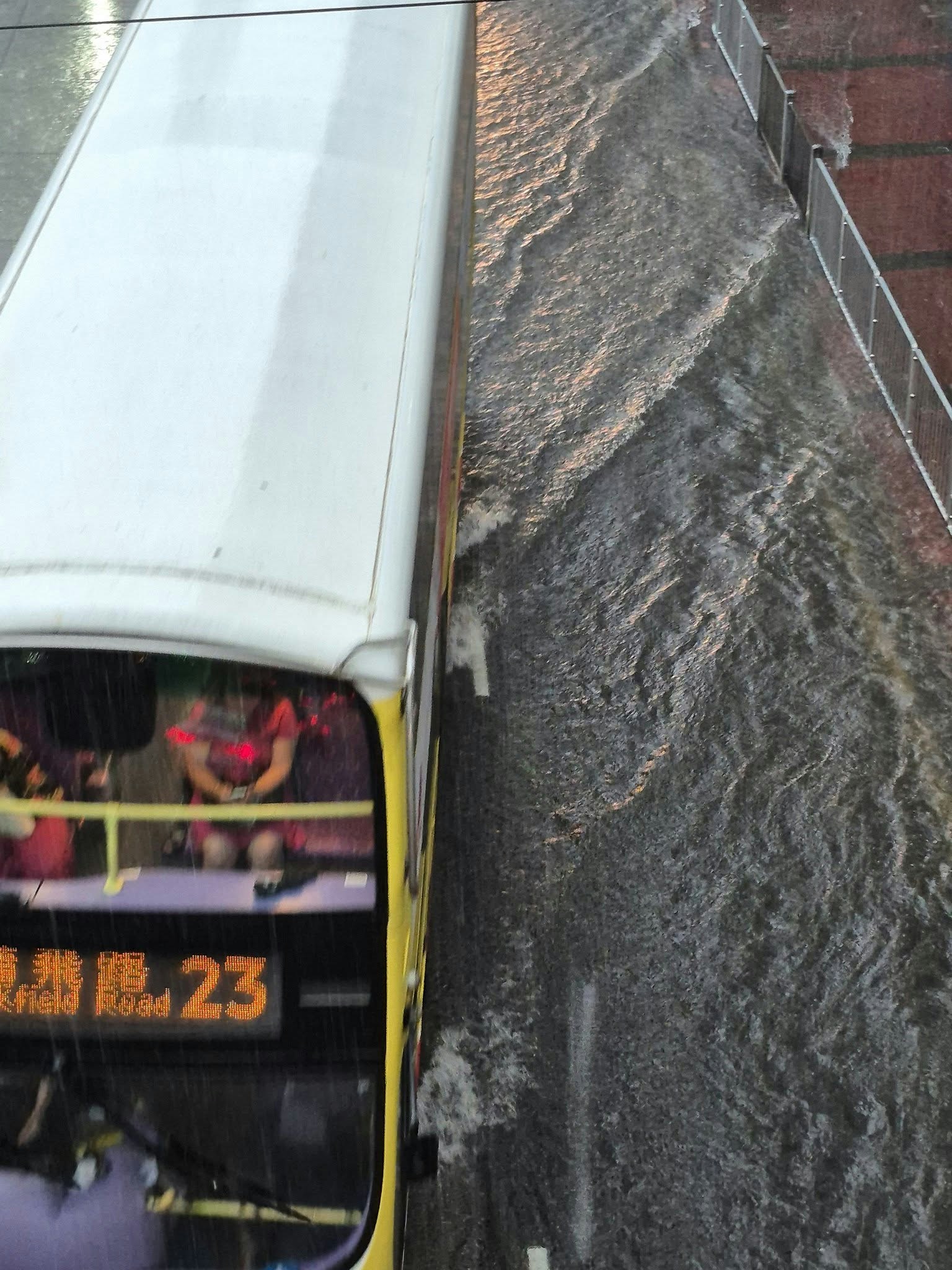 不少打工仔在天文台Facebook分享各區雨況。(天文台Facebook)