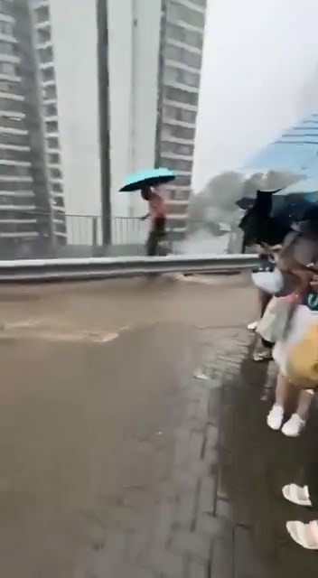 暴雨下柴灣東區醫院附近道路出現泥水激流，大批市民被困在道路一旁。（Threads＠steve66666）