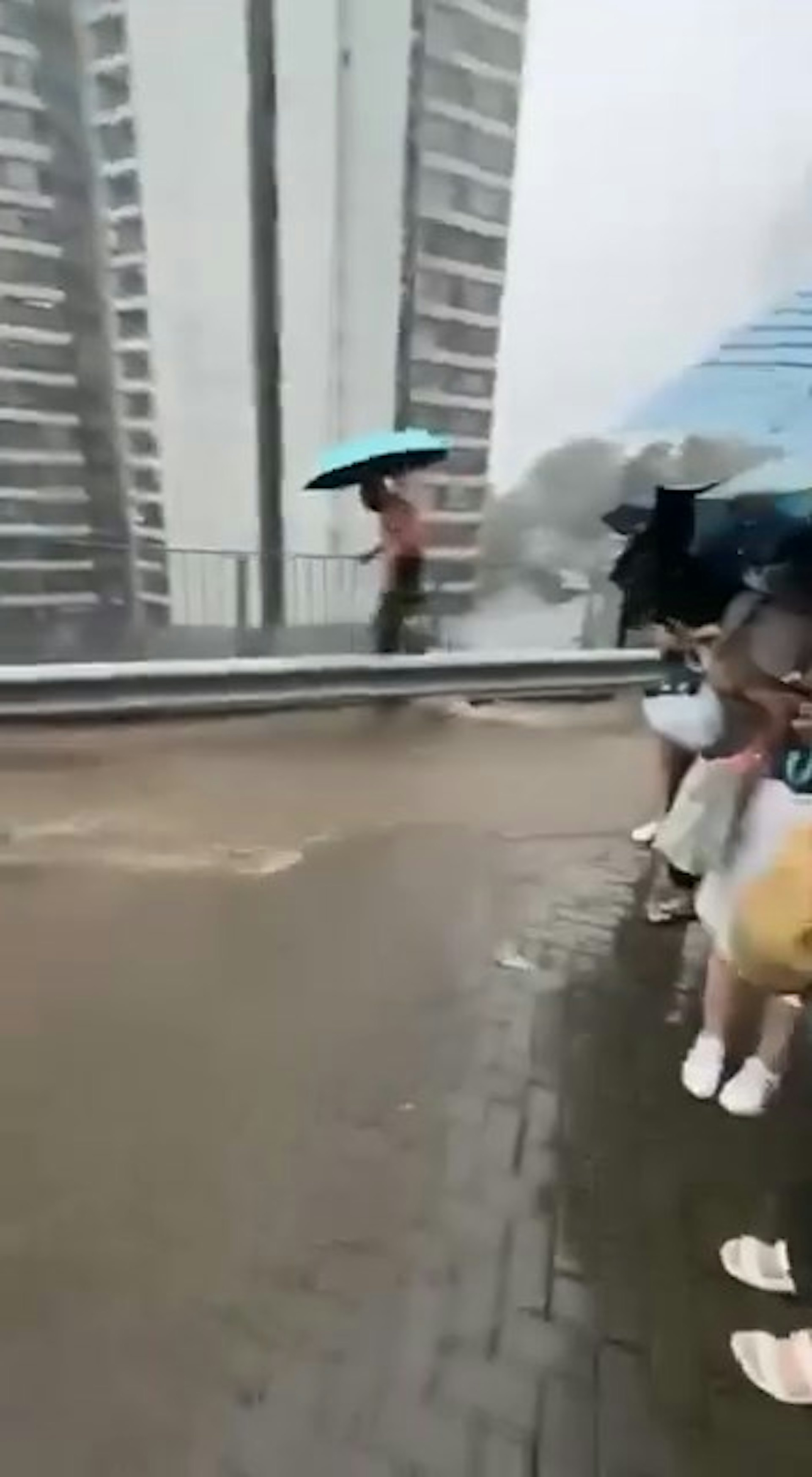 暴雨下柴灣東區醫院附近道路出現泥水激流,大批市民被困在道路一旁。(Threads@steve66666)