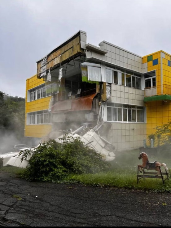 俄罗斯8.8级地震后,堪察加半岛彼得巴甫洛夫斯克一家幼儿园在8.8级地震后墙壁倒塌,当时并无学童在校内。(Telegram) 俄罗斯8.8级地震后,堪察加半岛彼得巴甫洛夫斯克一家幼儿园在8.8级地震后墙壁倒塌,当时并无学童在校内。(Telegram)