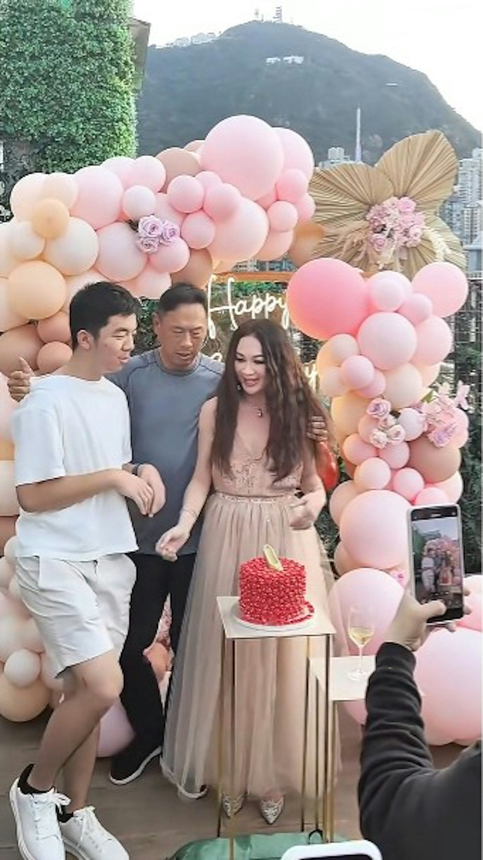 溫碧霞生日派對上她老公的舉動惹熱議。(港劇表妹@小紅書)