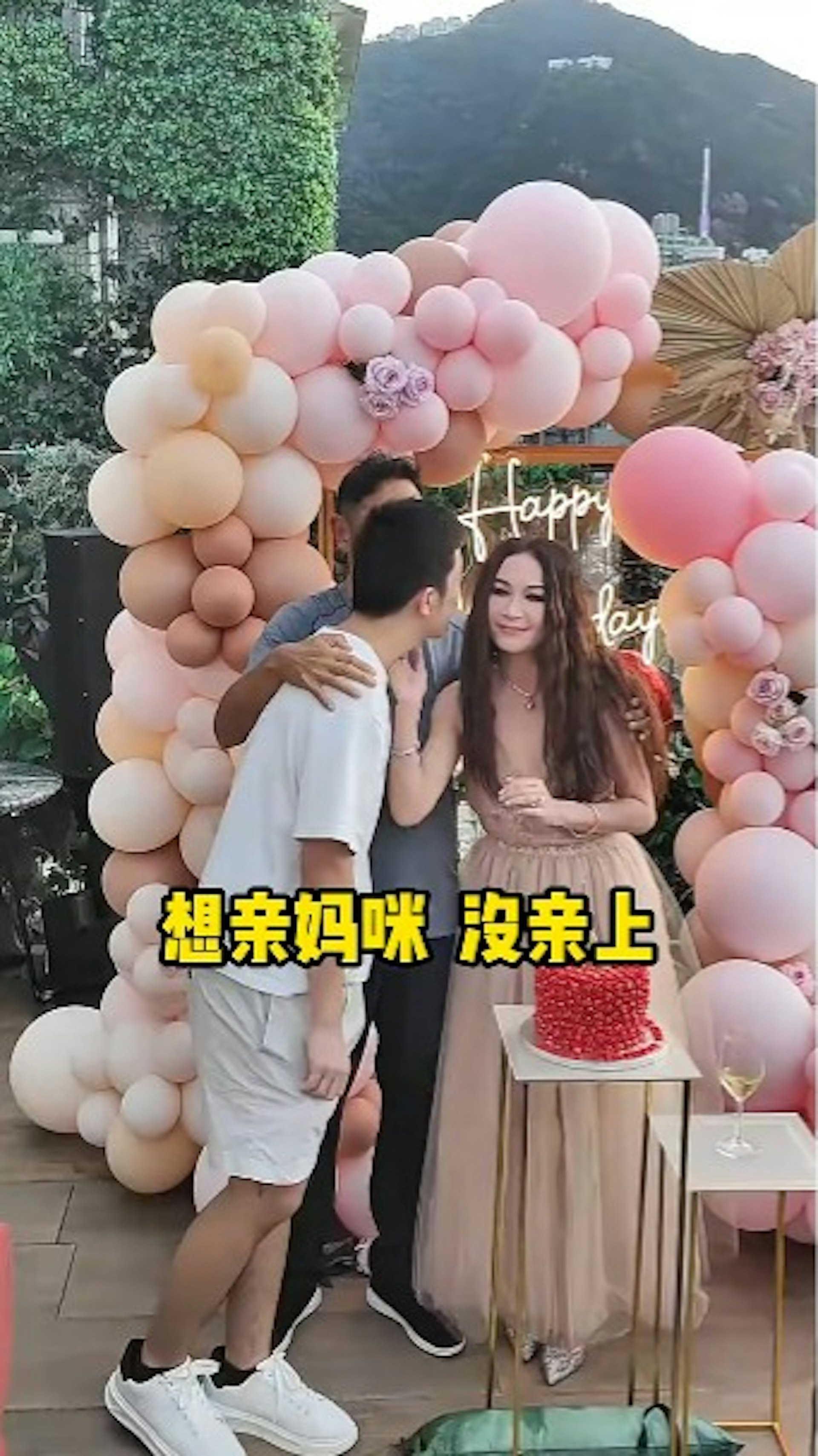 溫碧霞生日派對上她老公的舉動惹熱議。(港劇表妹@小紅書)