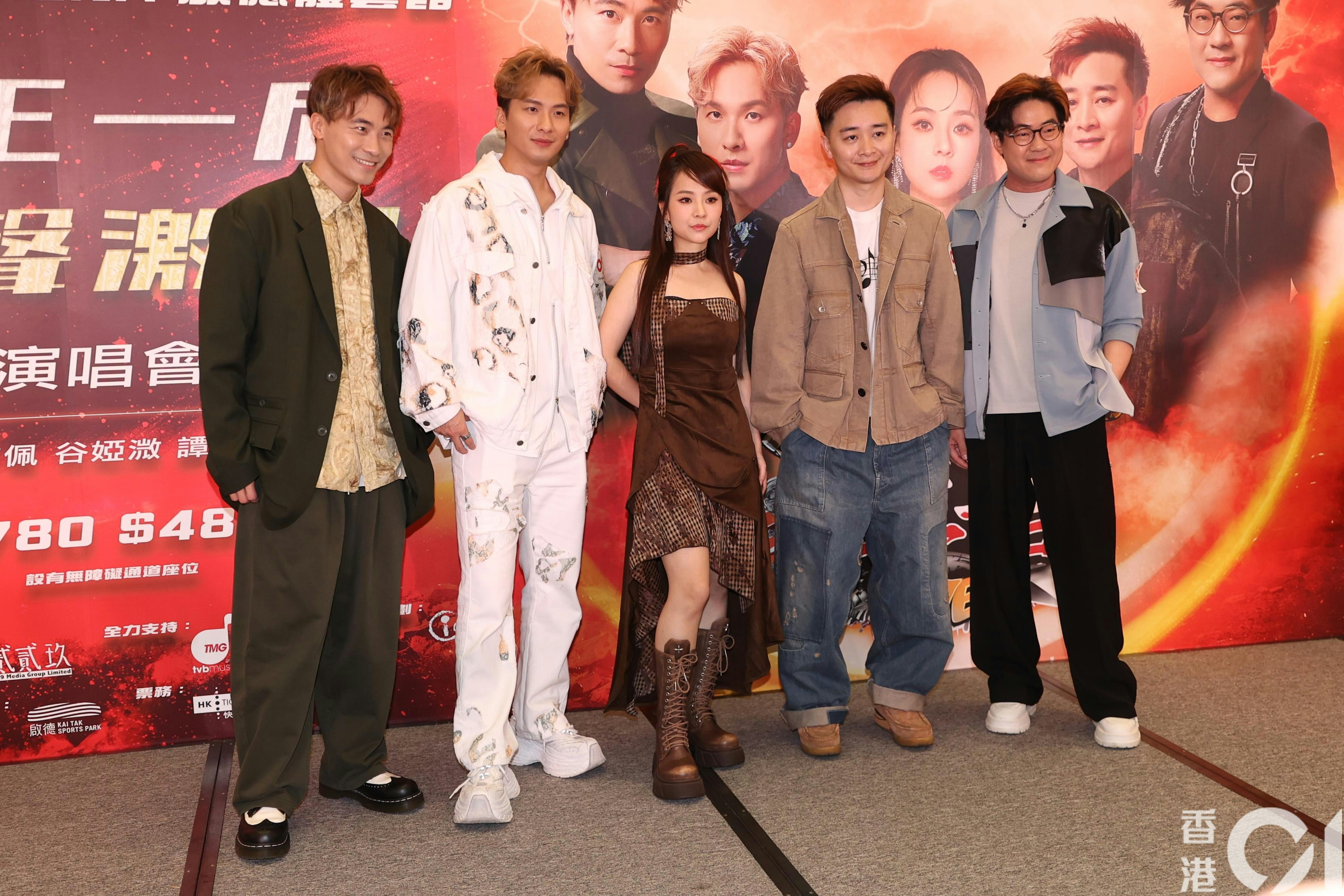 譚輝智坦承有睇關嘉敏性感寫真照激讚好正：隻狗喺度但我睇唔到