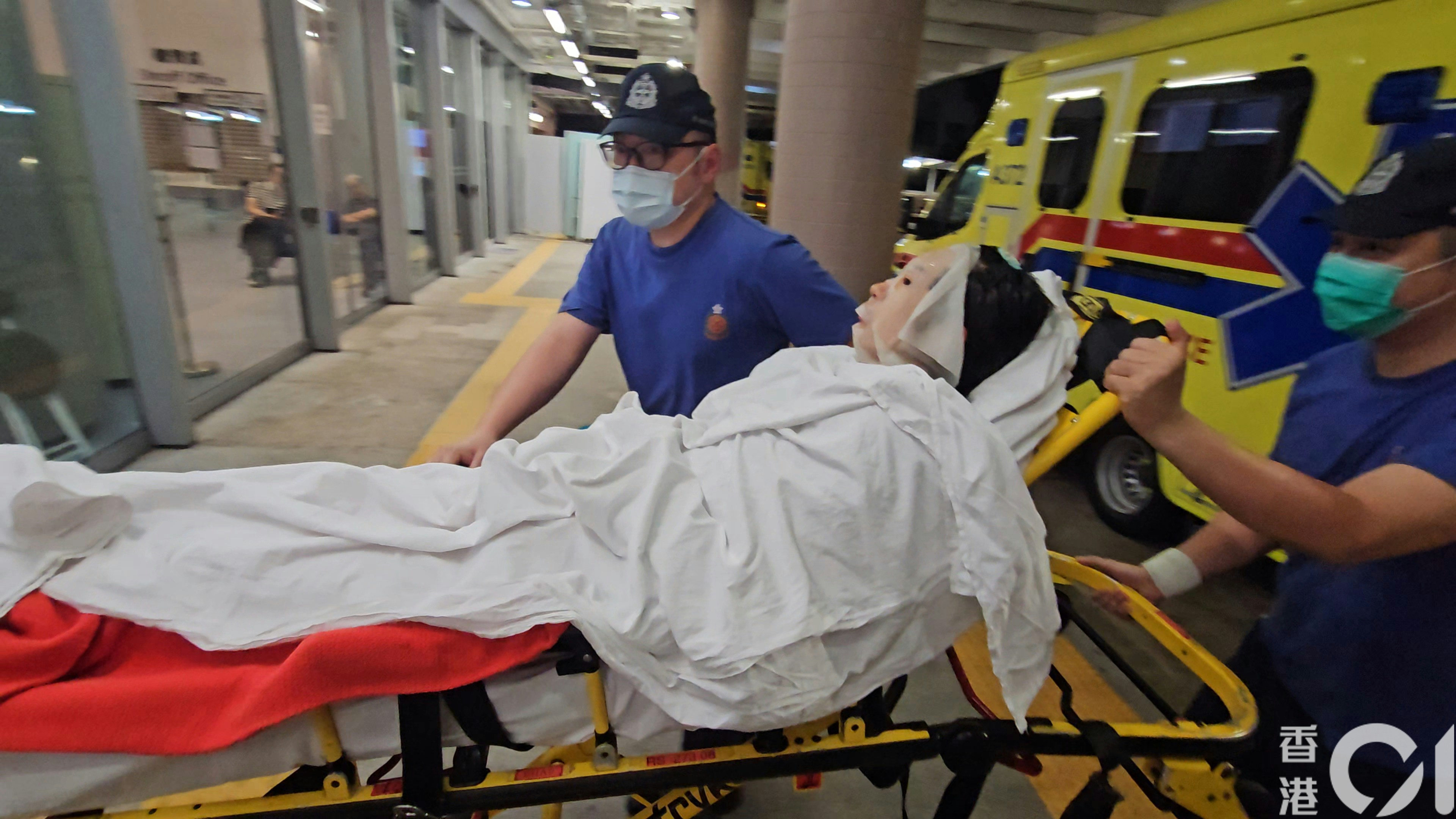 少女臉部燒傷，送院時須以面膜敷治。（梁偉權攝）