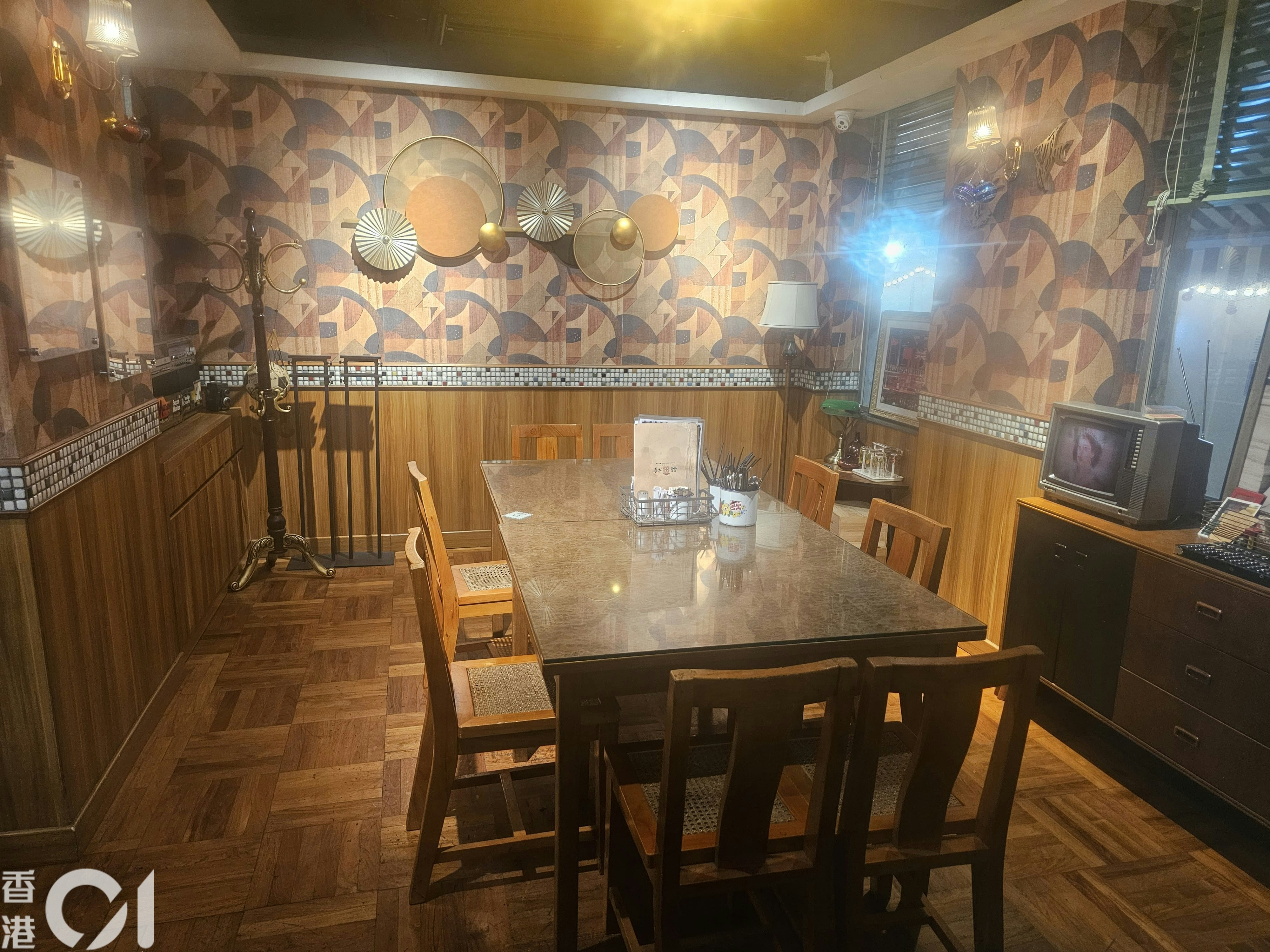 銅鑼灣有食肆侍應為顧客的鐵板餐饌玫瑰露酒時意外搶火,兩名女食客燒傷,據悉當時兩名傷者坐在點用涉事菜式者的對面。(梁偉權攝)