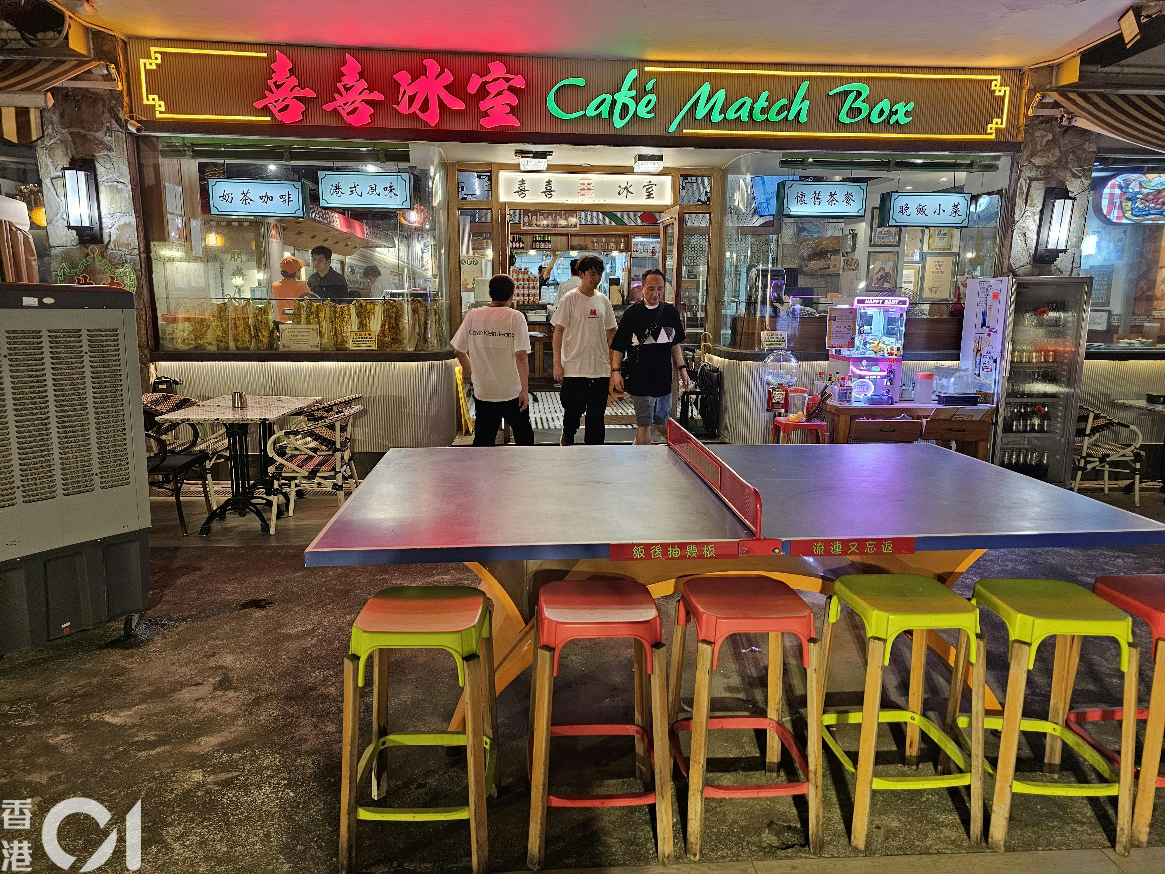 銅鑼灣有食肆侍應為顧客的鐵板餐饌玫瑰露酒時意外搶火,兩名女食客燒傷。(梁偉權攝)