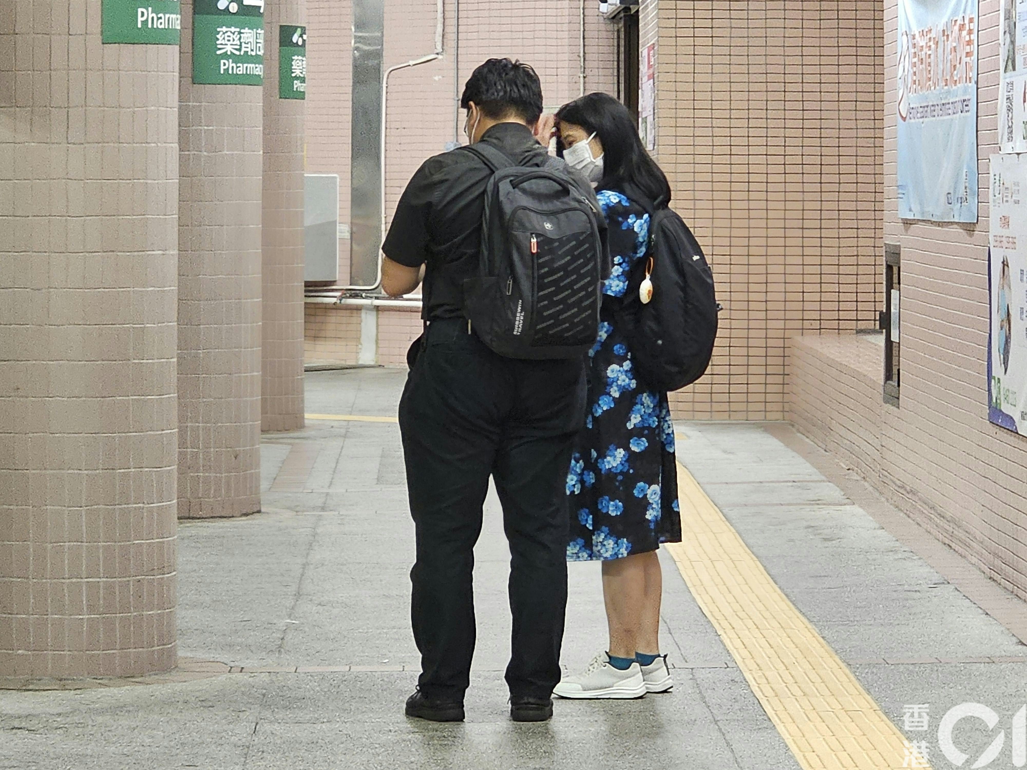 親友陪同傷者送院。 （梁偉權攝）