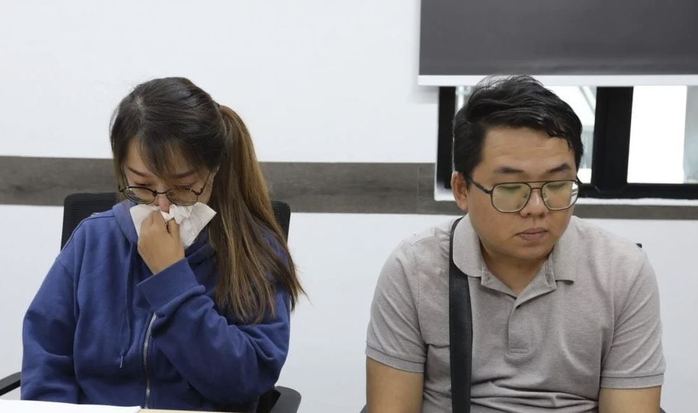 死者母親于躍洋(左)哭訴「這10萬令吉可以買孩子的命嗎?我不要錢,我只想要回孩子」,父親張佳明(右)希望布城總檢察署控告幼稚園負責人。(網上圖片)