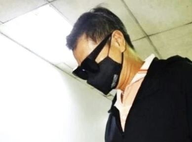 涉案57歲校車司機姚志榮(譯音,Yau Chee Weng)獲准保釋後沒有出庭,目前已遭當局通緝。(網上圖片) 涉案57歲校車司機姚志榮(譯音,Yau Chee Weng)獲准保釋後沒有出庭,目前已遭當局通緝。(網上圖片)