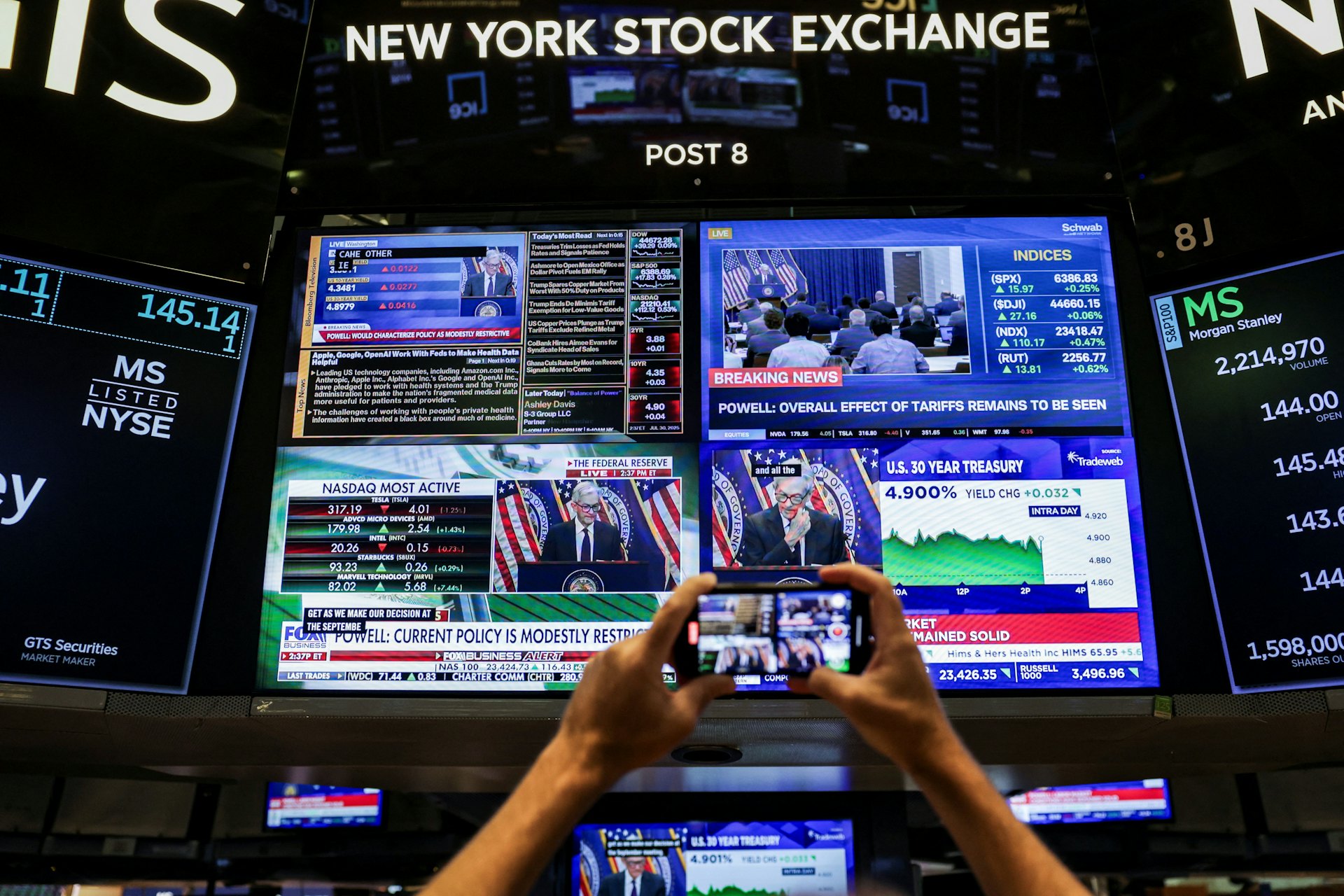 图为2025年7月30日,美国纽约证券交易所(NYSE)大厅,萤幕显示联储局主席鲍威尔(Jerome Powell)在议息会议后主持记者会。 (Reuters) 图为2025年7月30日,美国纽约证券交易所(NYSE)大厅,萤幕显示联储局主席鲍威尔(Jerome Powell)在议息会议后主持记者会。 (Reuters)