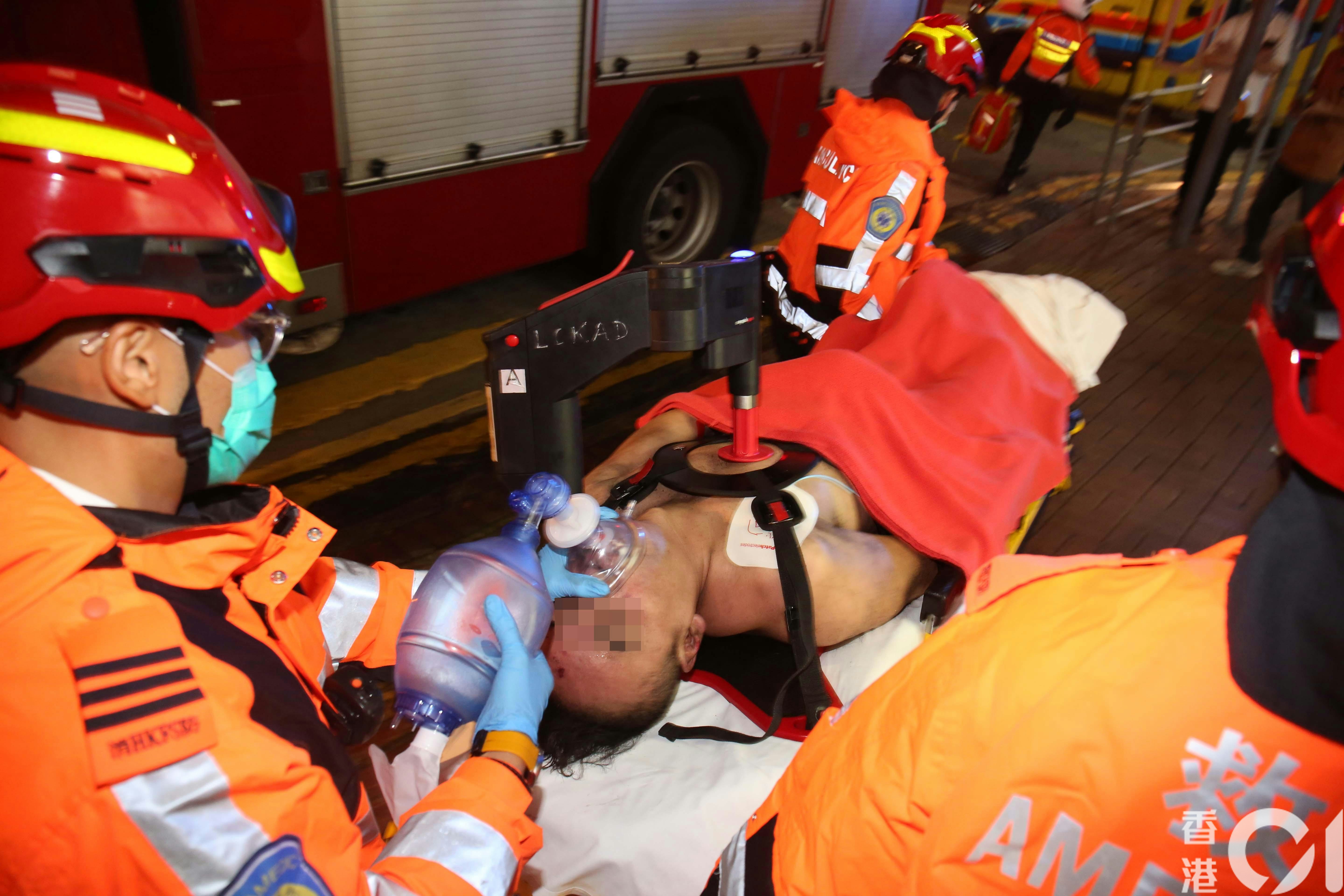 另一名中年男子陷入昏迷，則送往廣華醫院接受搶救，送院時需要使用自動心肺復甦機。（李家傑攝）