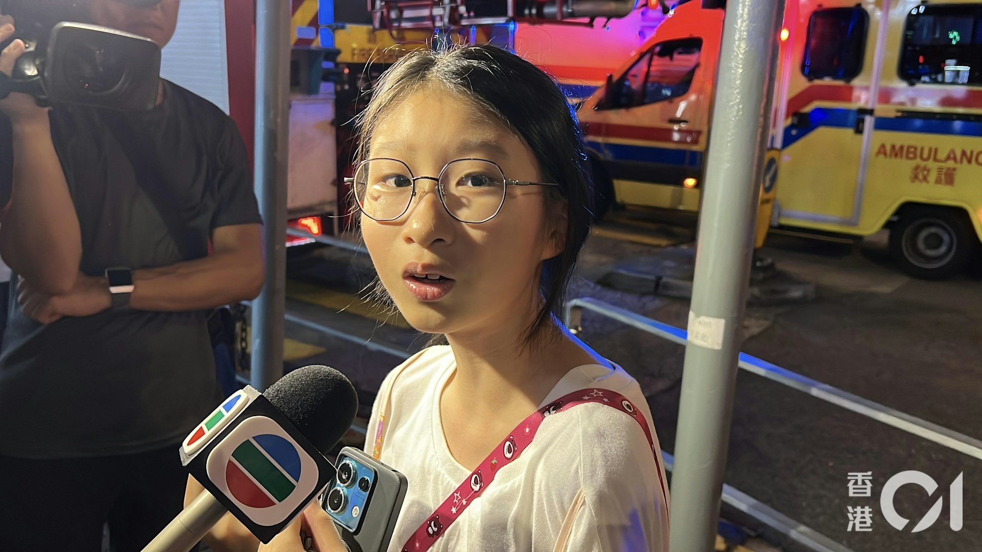 陳姓女童指出當時「好大陣味」,估計樓下發生火警,和家人自行下樓暫避。(李家傑攝)