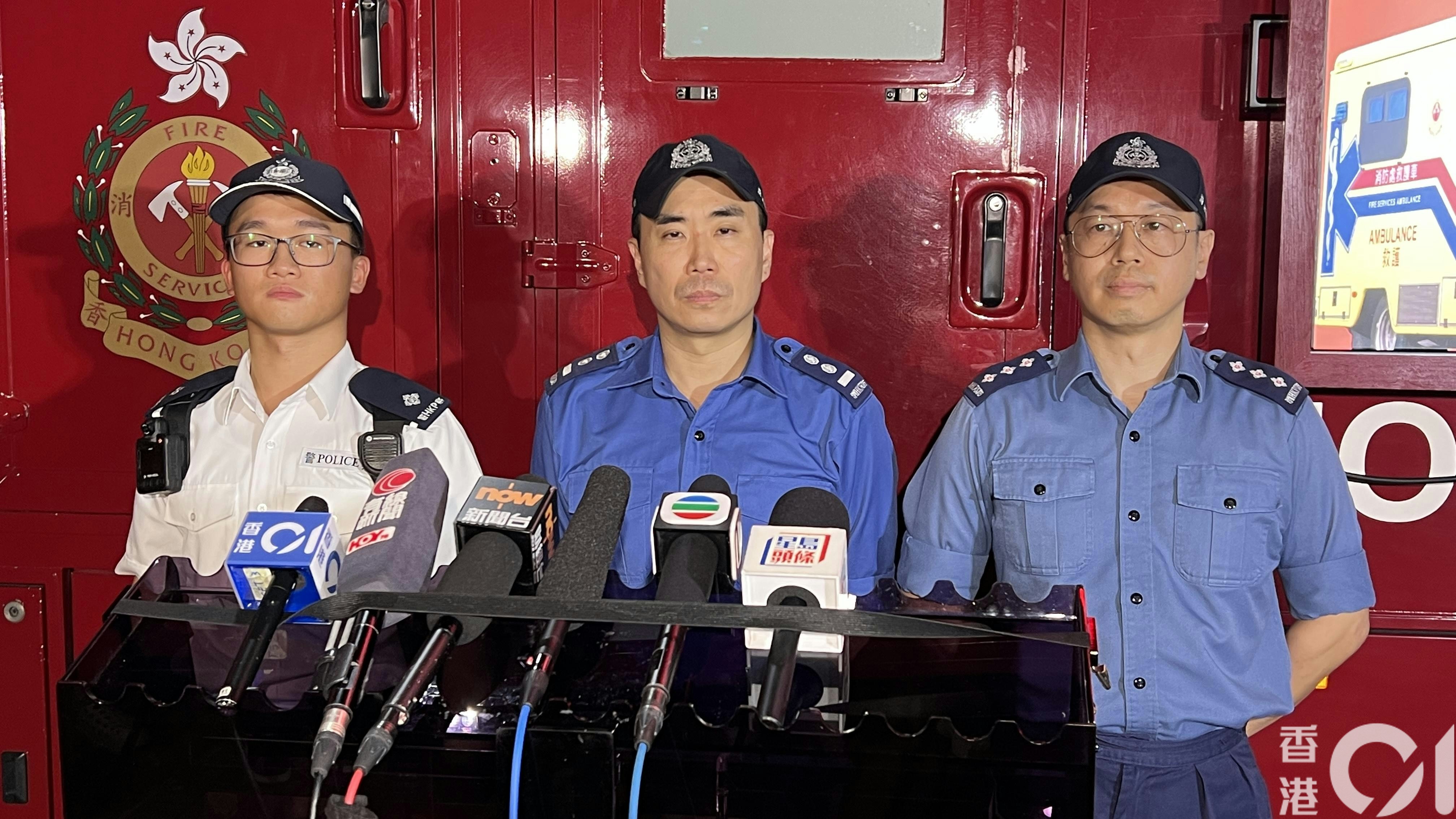 消防處高級消防隊長關耀基（中）、署理高級救護主任盧紹聰（右）、旺角警區軍裝巡邏小隊第一隊督察陸展翹（左）交代案情。（李家傑攝）