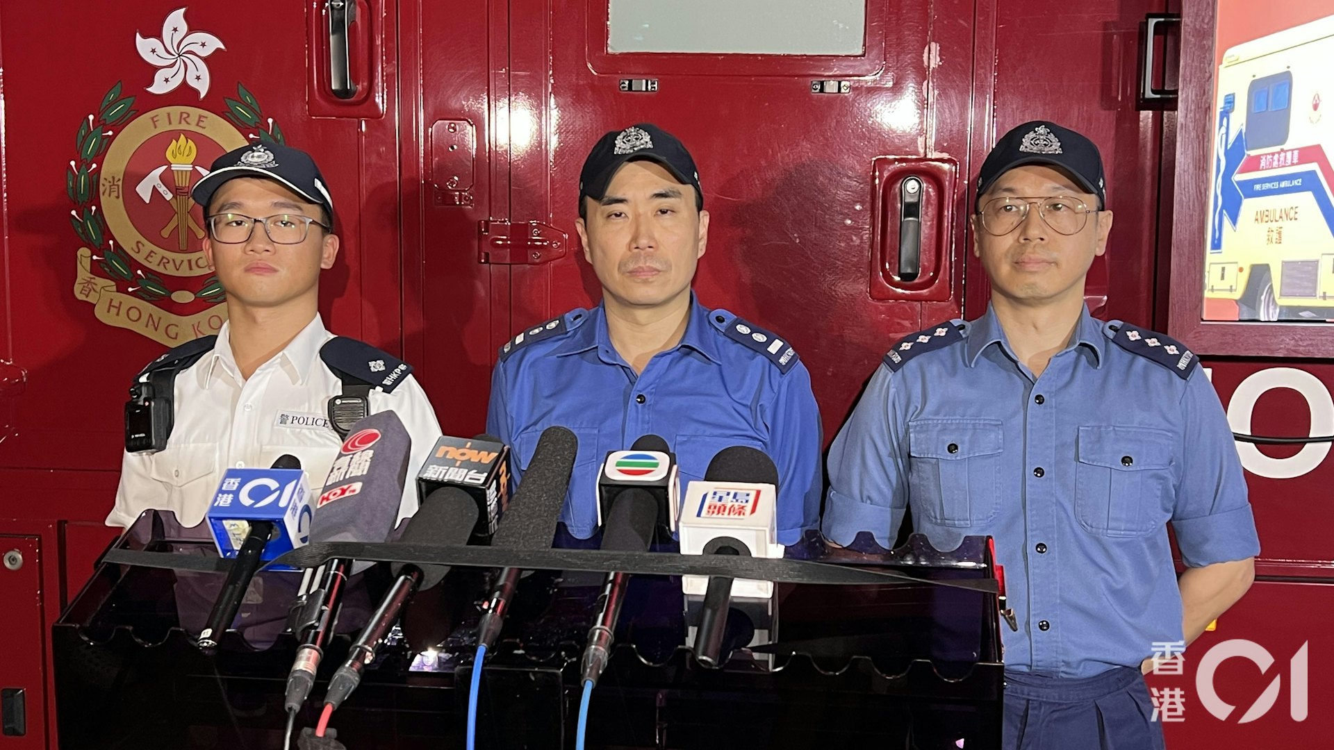 消防處高級消防隊長關耀基(中)、署理高級救護主任盧紹聰(右)、旺角警區軍裝巡邏小隊第一隊督察陸展翹(左)交代案情。(李家傑攝)