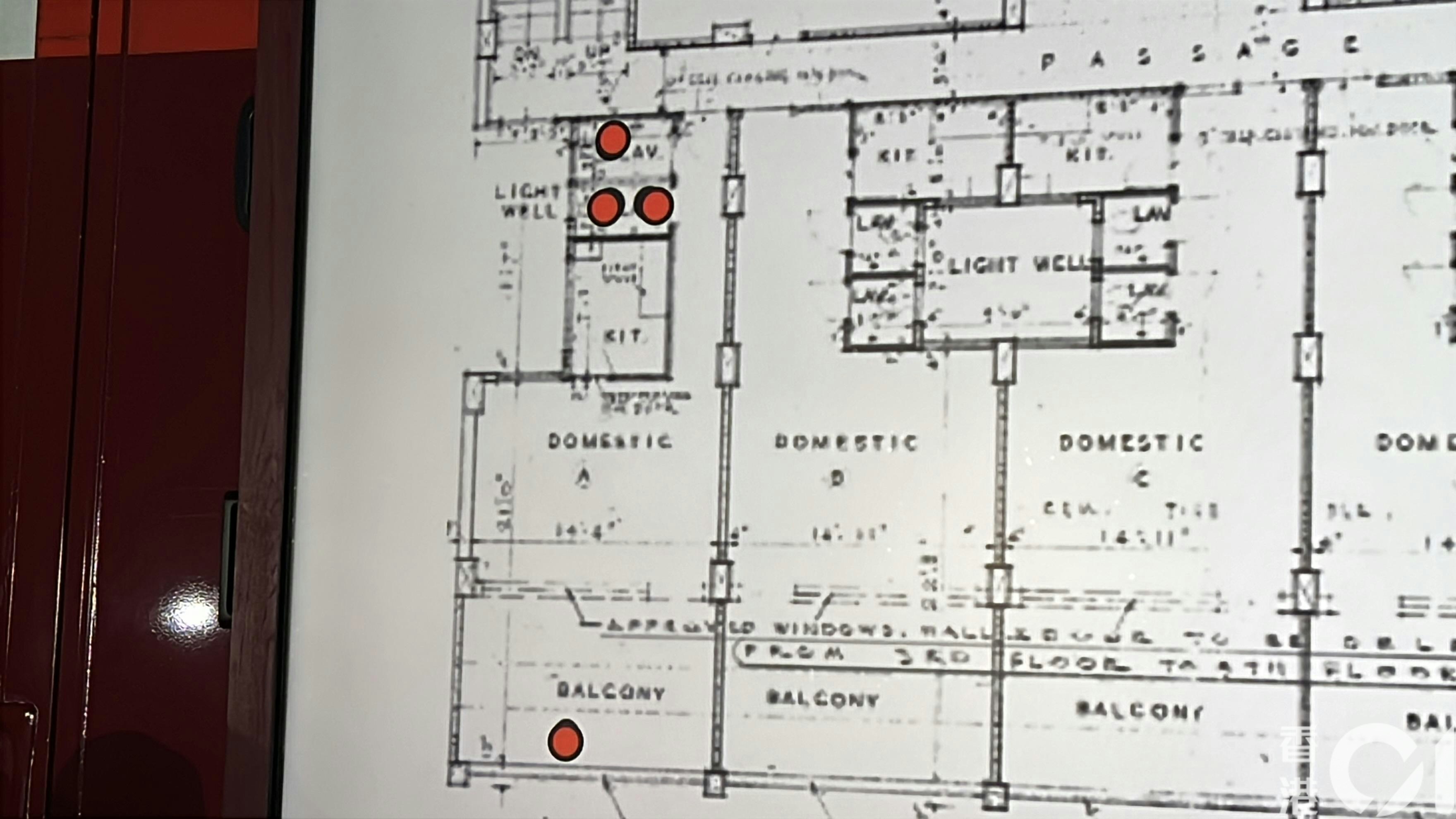 老婦當時在露台位置（最下方紅點），一名男童和一名男子在單位廁所（中間兩個紅點），另有一名老翁在廚房（最上方紅點）。（李家傑攝）