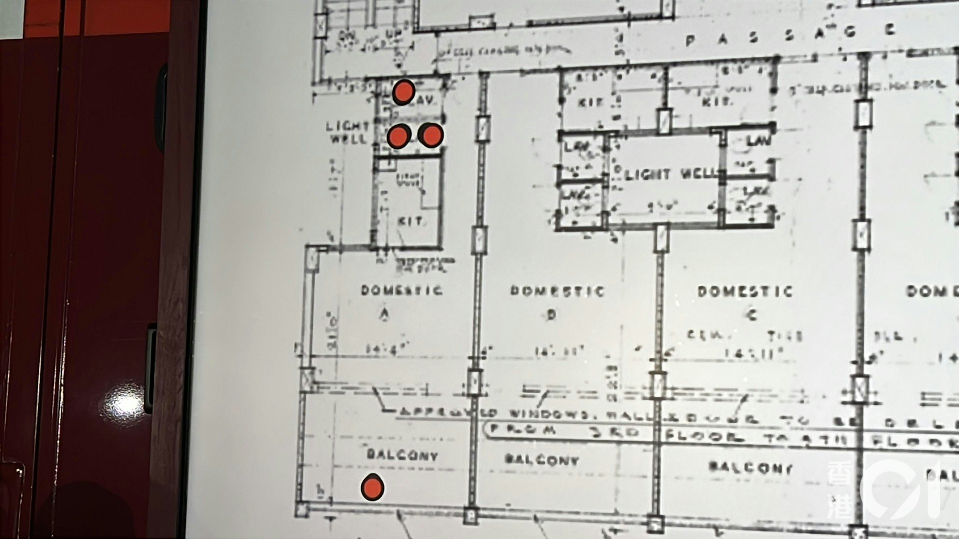 老婦當時在露台位置(最下方紅點),一名男童和一名男子在單位廁所(中間兩個紅點),另有一名老翁在廚房(最上方紅點)。(李家傑攝)