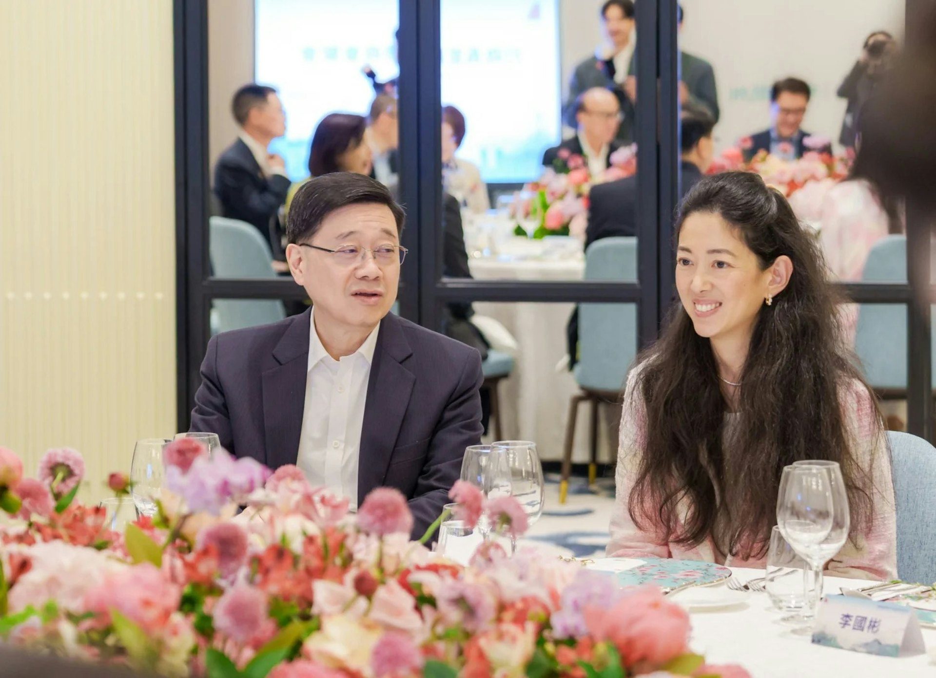 郭惠光(右)的父亲郭鹤年是马来西亚首富,被称为「亚洲糖王」,早年以经营白糖与米粮业务在马来西亚起家。 (小红书)