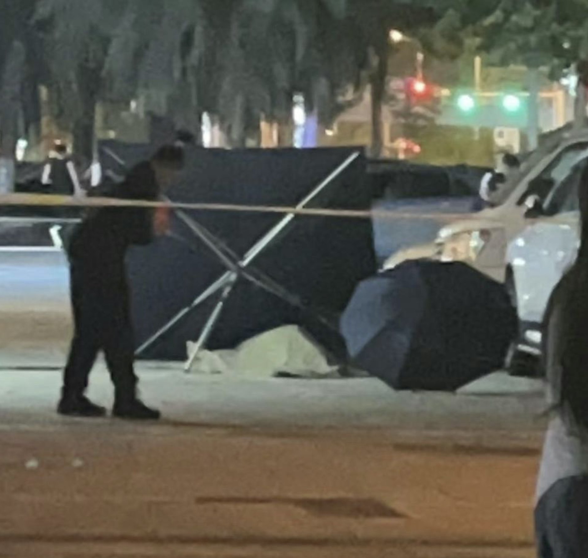 一名21岁女主播于1日傍晚散步时,遭疑似从外墙剥落的水泥块砸中身亡。