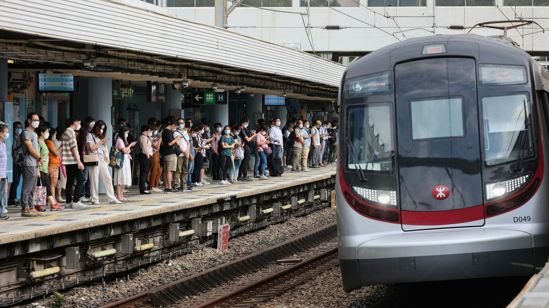 乘搭港鐵要遵守規矩勿影響其他乘客。(資料圖片)
