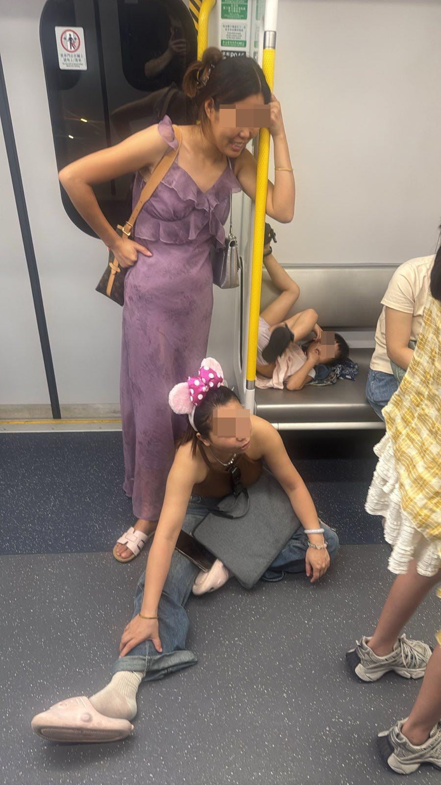 第1張相見到，頭戴迪士尼米奇老鼠樣式頭箍女子坐在座位前地上，並把右腳伸長霸佔了車廂通道，座位上有1名女童倒轉身體把穿着鞋的腳踩在扶手玻璃上。（Facebook群組「上水人大聯盟」）