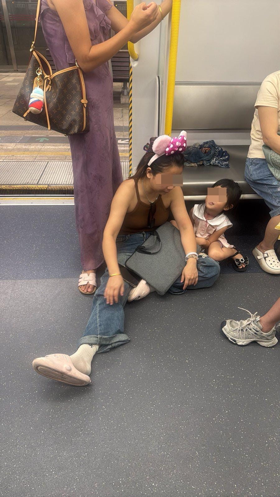 另1張相見到，女童亦離開座位坐在座位前地上，雙手碰着戴米奇老鼠樣式頭箍女子。（Facebook群組「上水人大聯盟」）