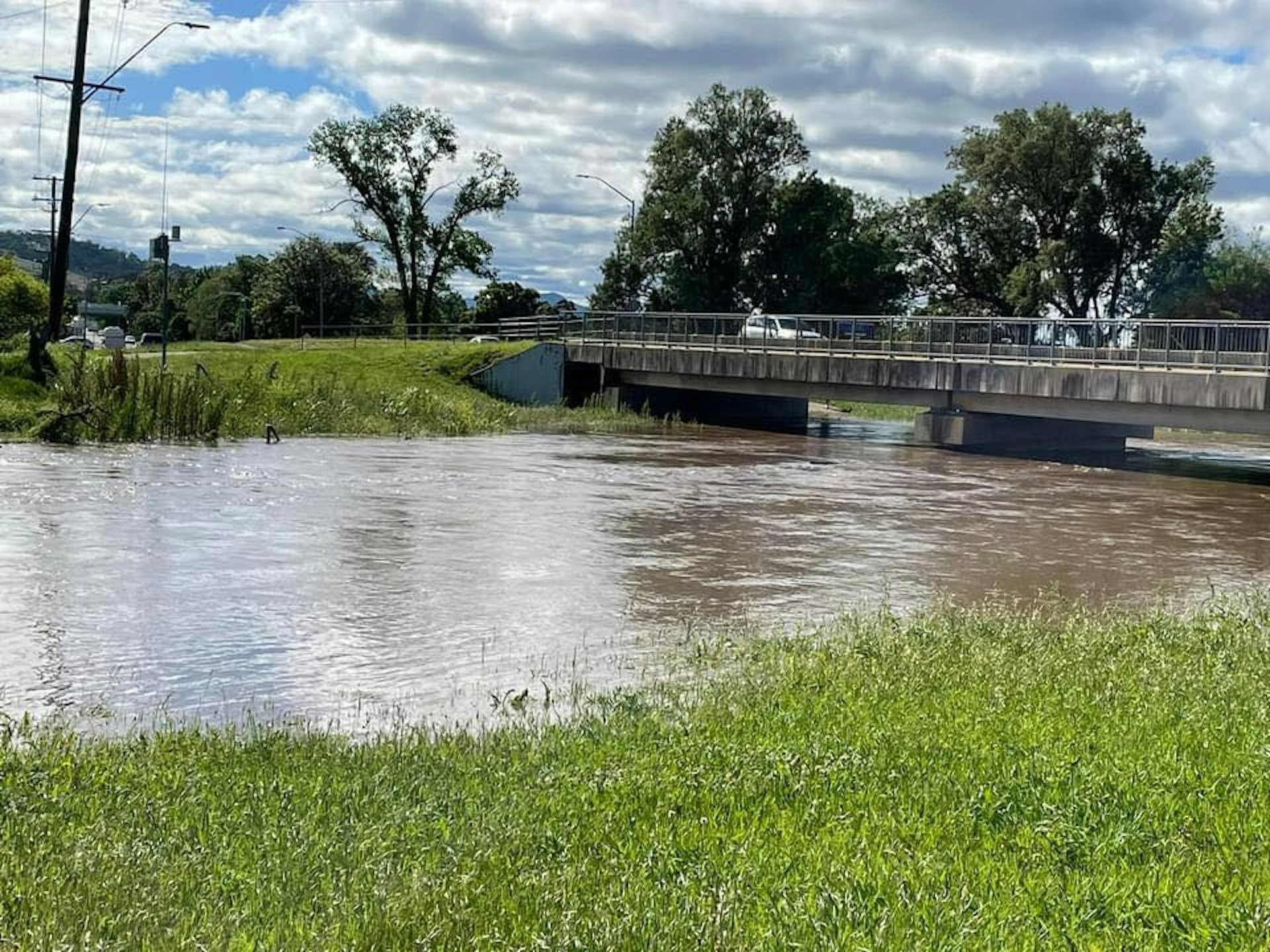 澳洲新南威尔士州多个地方8月2日受到恶劣天气影响,有河流泛滥。 (X/@NSWSES)