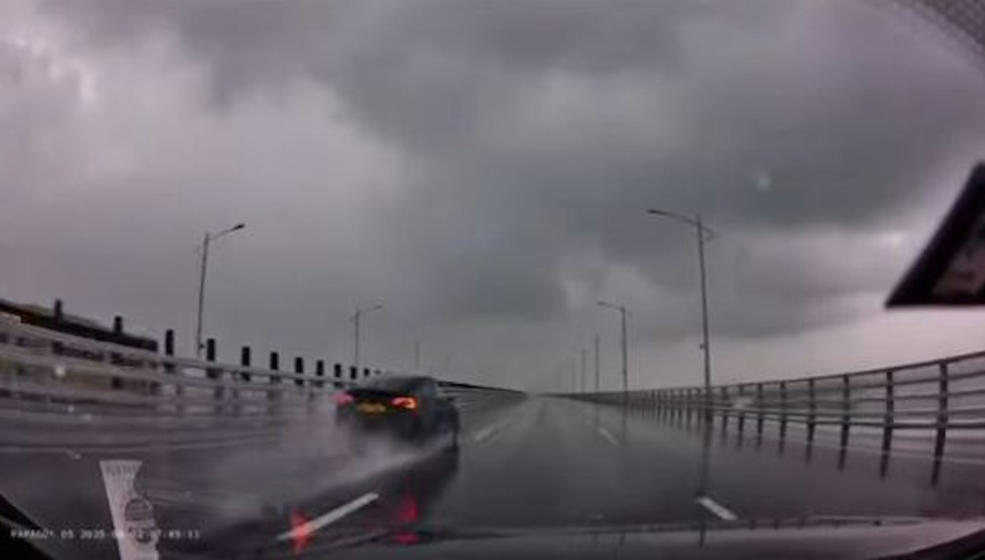 Tesla在左邊駛出,車速甚高濺起地面積水。(車cam截圖)