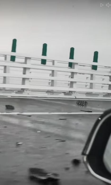 Tesla零件四散。（車cam截圖）