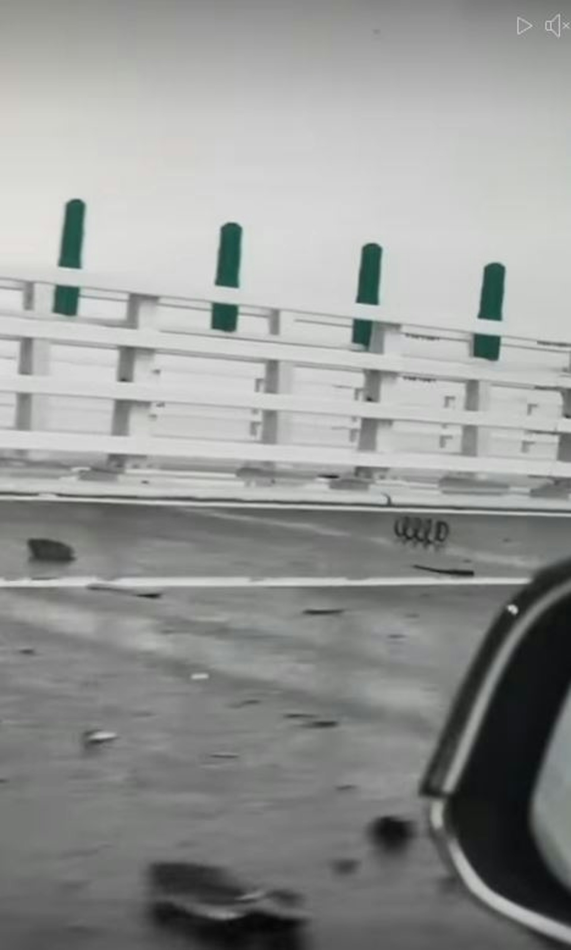 Tesla零件四散。(車cam截圖)