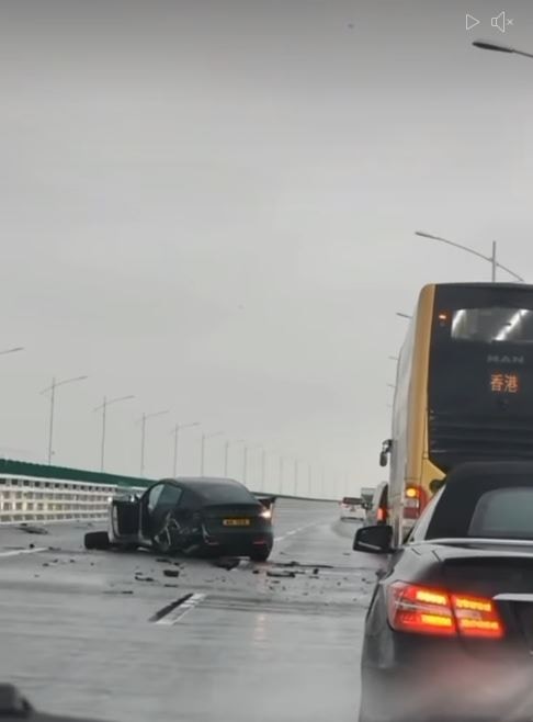 Tesla停在路中車頭損毀，零件四散。（車cam截圖）