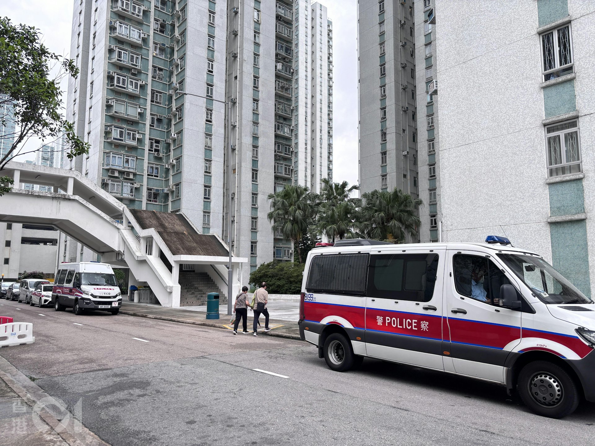 沙田第一城32座一對夫婦疑燒炭倒斃屋內,兒子登門揭發;警方到場調查。(林振華攝)